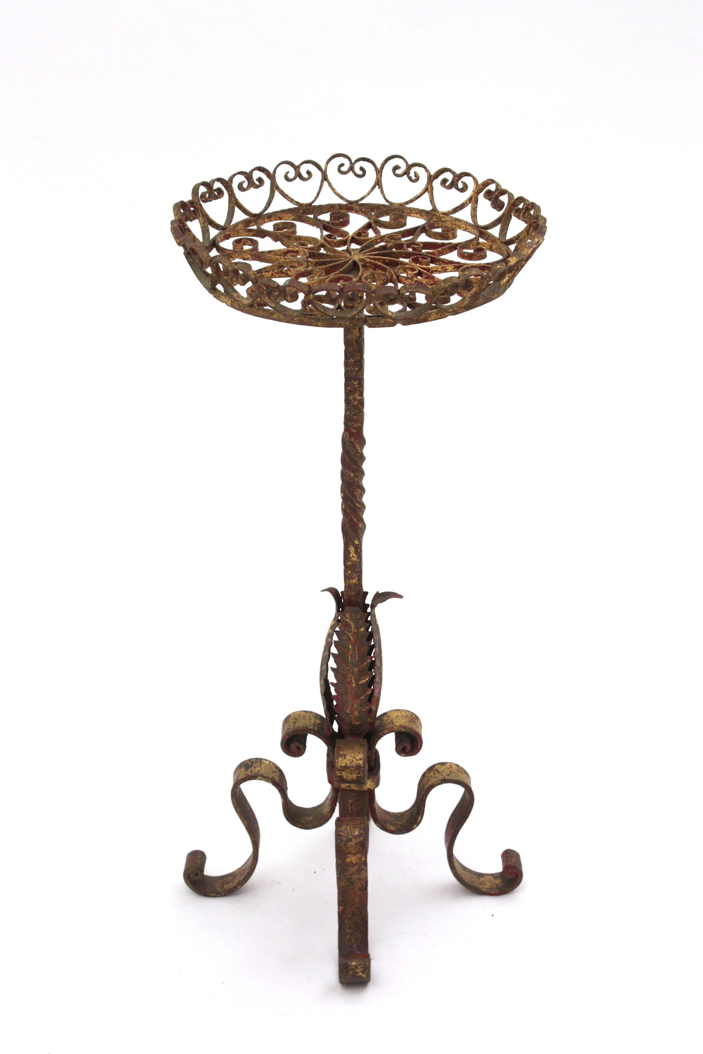 Martelé Table à boire / table d'appoint en fer doré à volutes, Espagne, années 1950 en vente