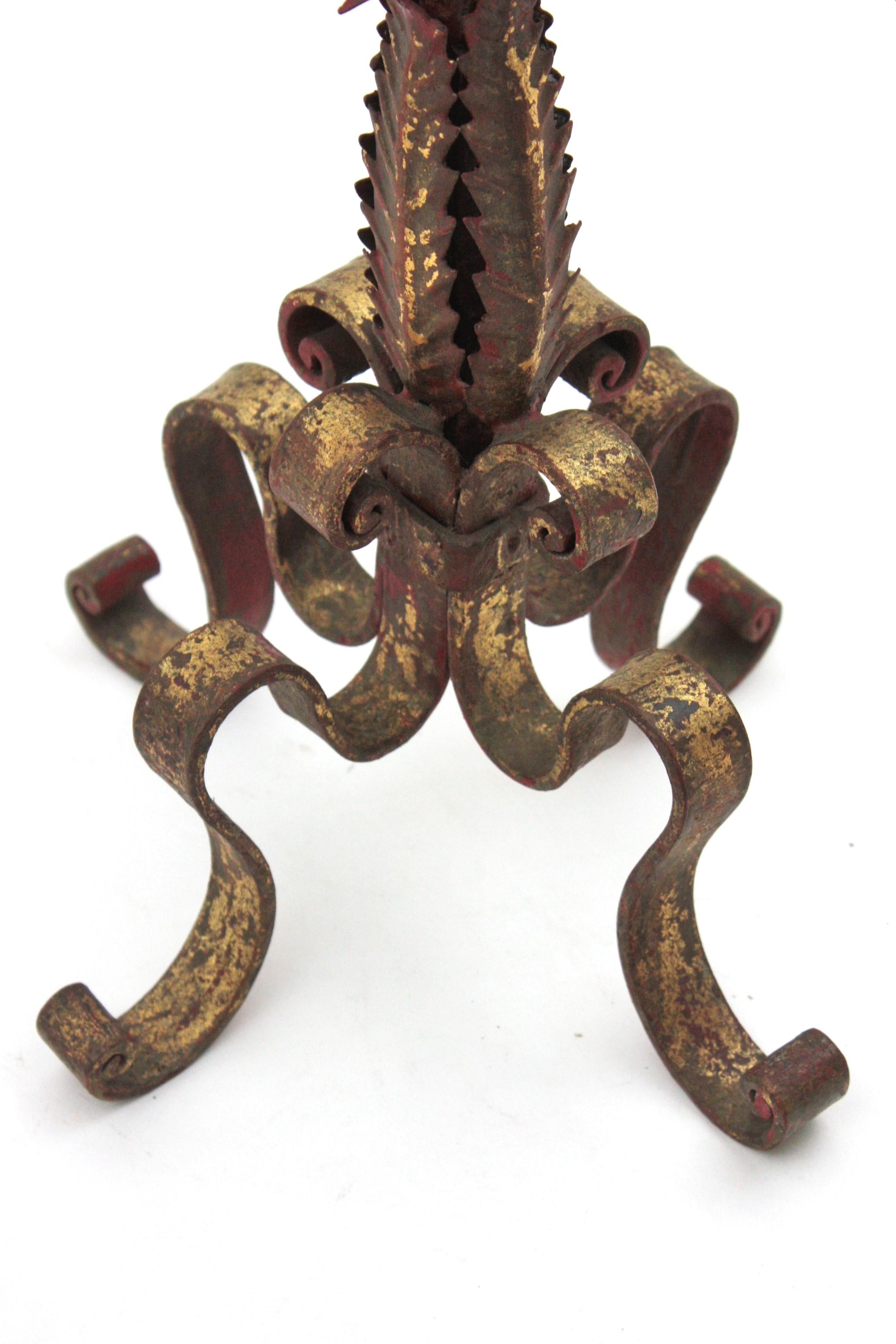 20ième siècle Table à boire / table d'appoint en fer doré à volutes, Espagne, années 1950 en vente