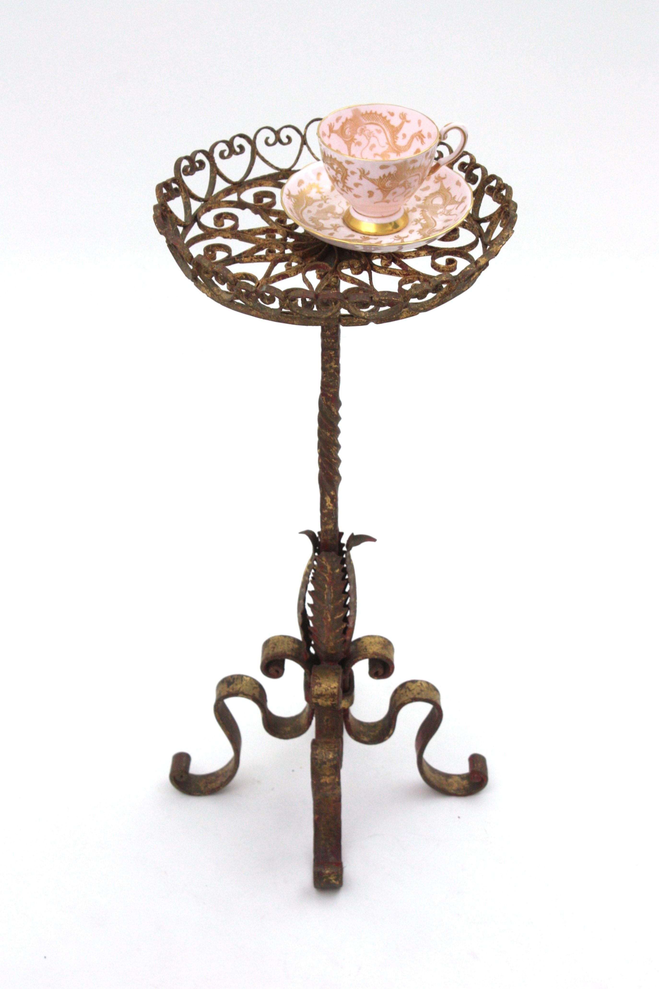 Fer forgé Table à boire / table d'appoint en fer doré à volutes, Espagne, années 1950 en vente