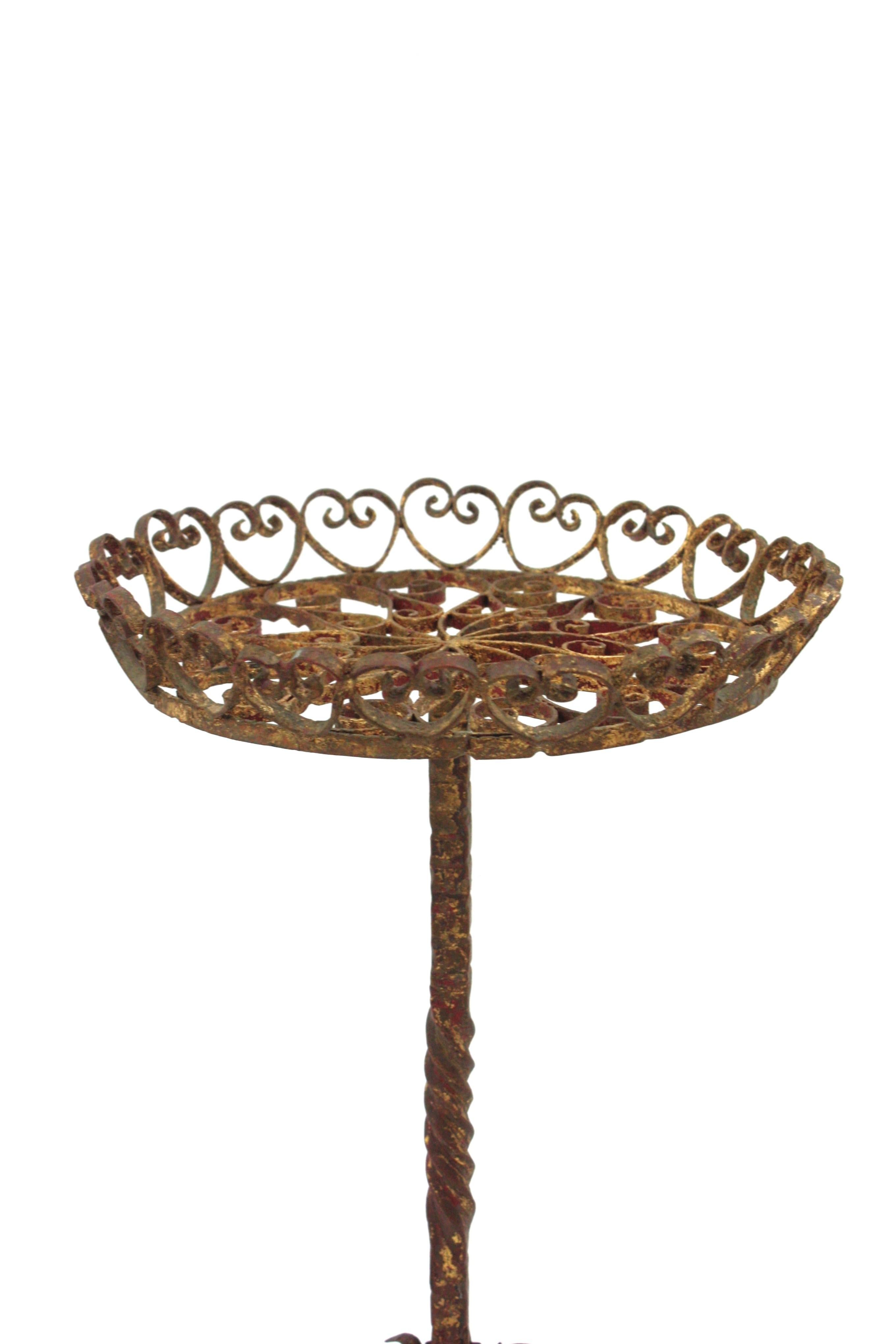 Table à boire / table d'appoint en fer doré à volutes, Espagne, années 1950 en vente 1