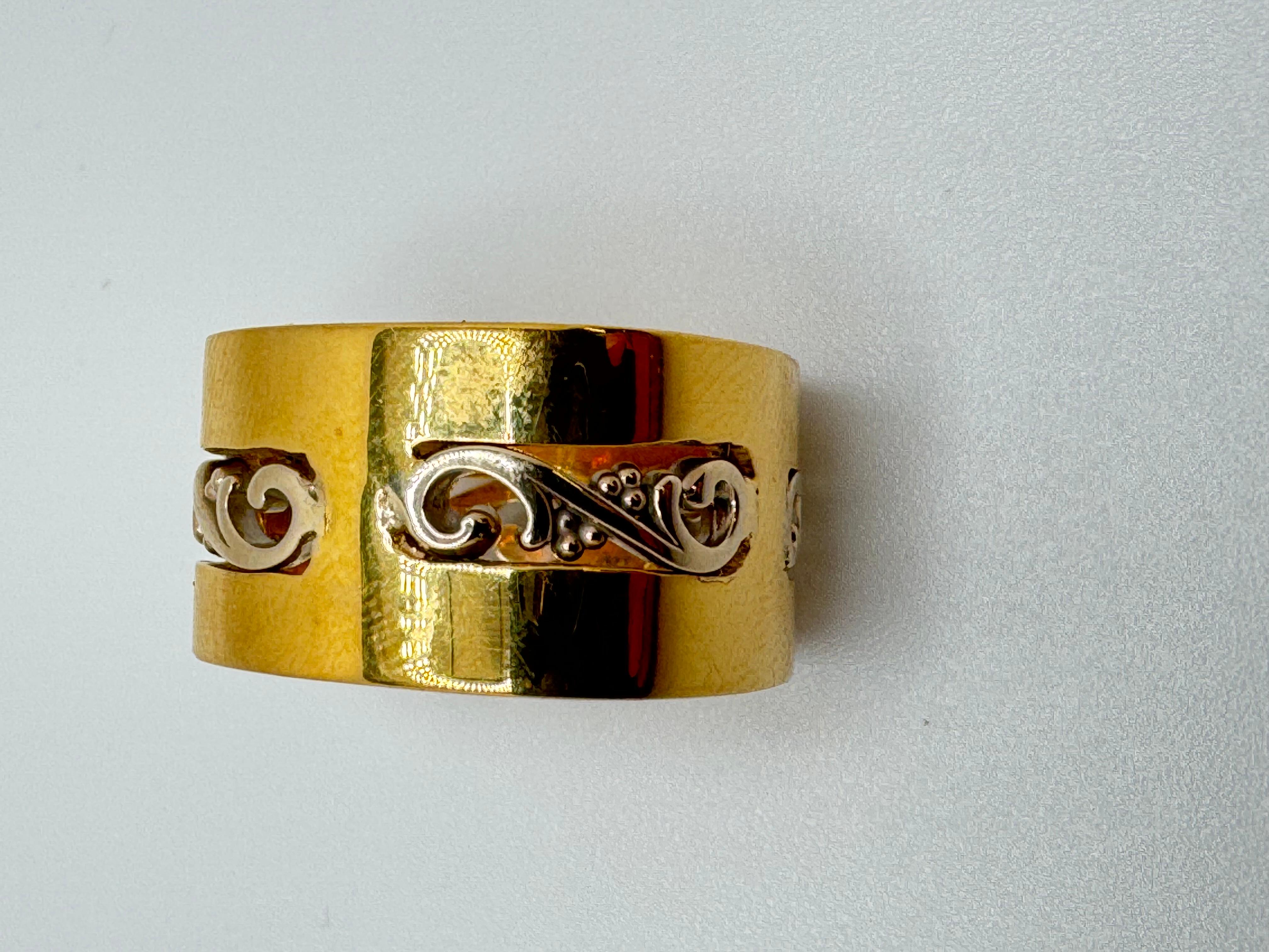 Donna Fascia quadrata con motivo a volute in oro 14K in vendita
