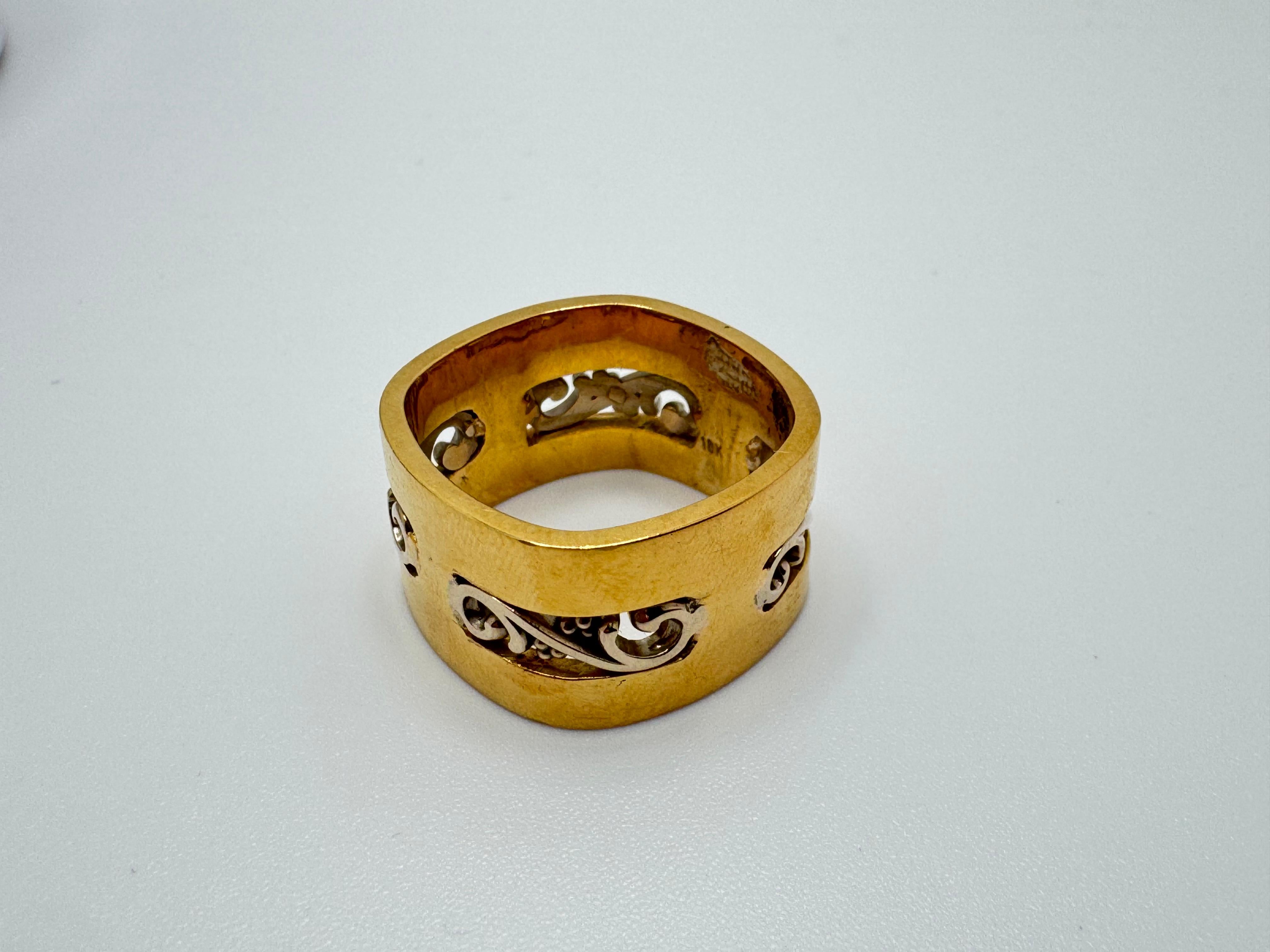 Fascia quadrata con motivo a volute in oro 14K in vendita 1