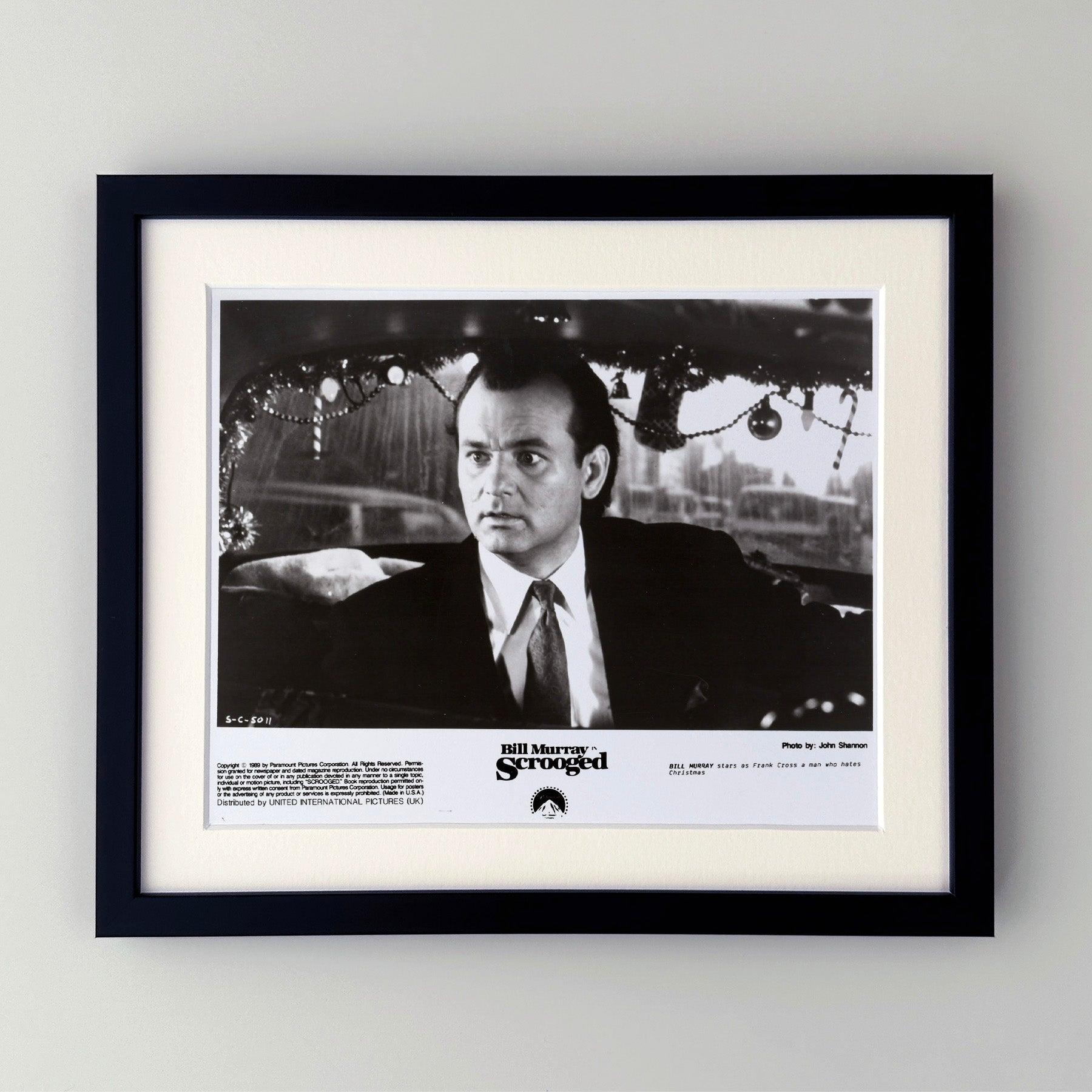 Original 8x10 Zoll Publicity Film Still für Scrooged (1988) mit Bill Murray in der Hauptrolle.

Werbefotos (Film/Produktion) wurden erstellt, um die Studios bei der Werbung für ihre neuen Filme zu unterstützen. Die Standbilder wurden den