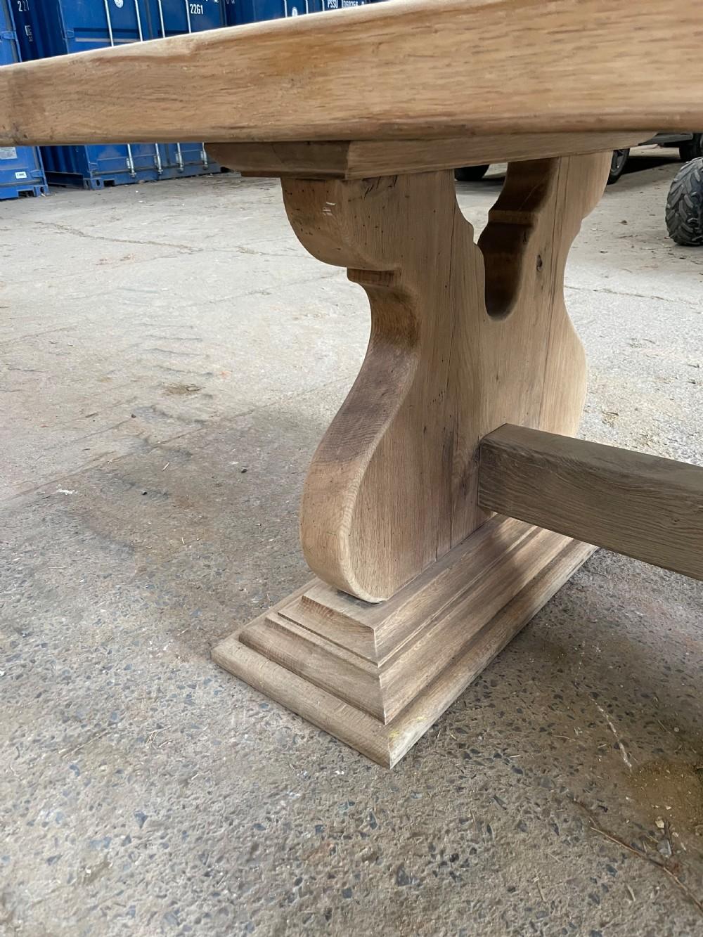 Scrubbed oak refectory table / farmhouse table  In Good Condition For Sale In Budleigh Salterton, GB