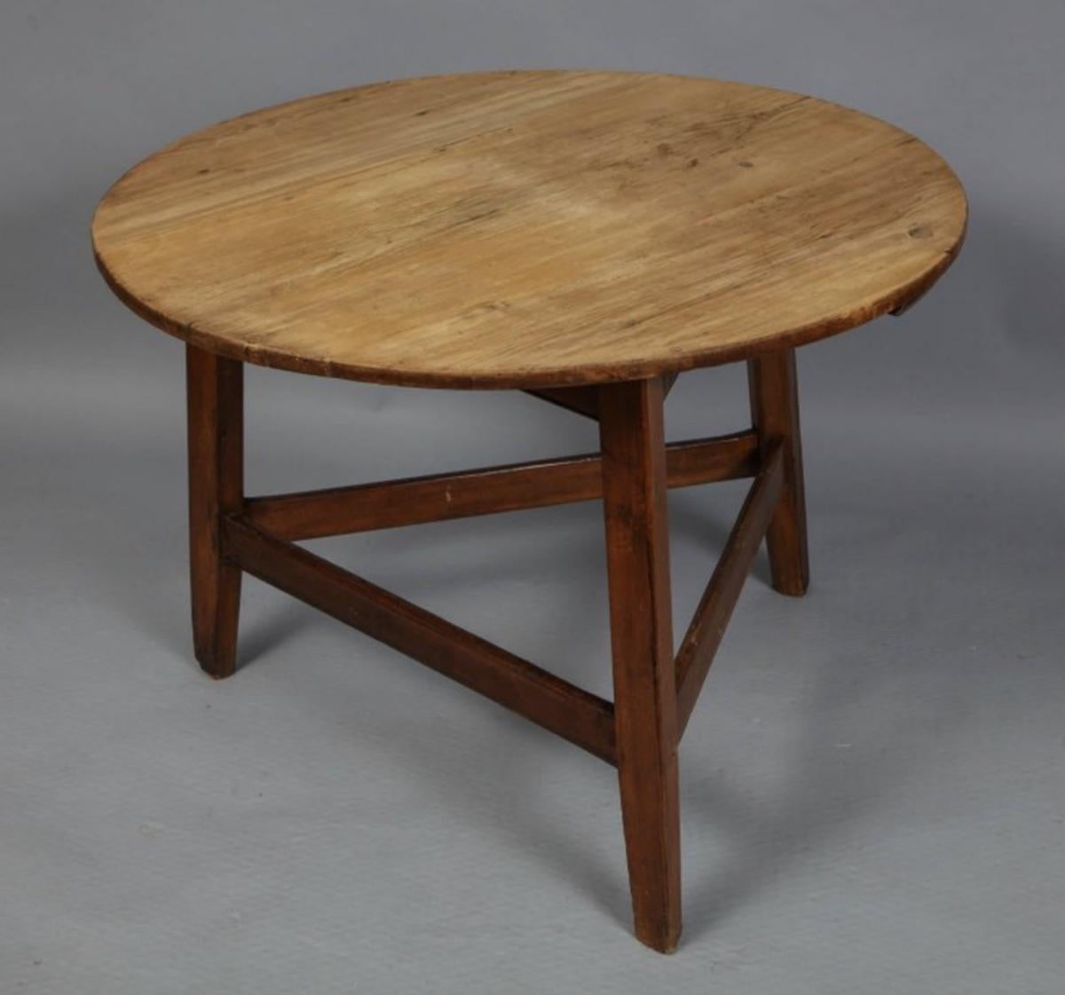 Scrubbed Pine and Oak Cricket Table In Good Condition For Sale In Sag Harbor, NY