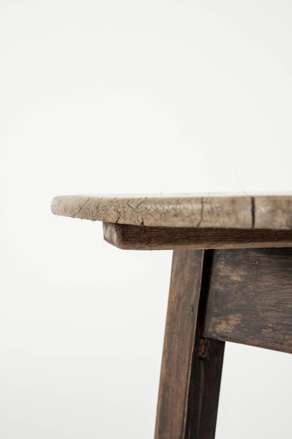 Cricket-Tisch mit geschrubbter Platte aus walisischem Kiefernholz, ca. 1840-1859. Gebleichte und geschrubbte runde Kieferplatte, deren Kanten von zwei Jahrhunderten Gebrauch aufgeweicht sind. Auf drei verjüngten, gut abgenutzten Lehnsockeln stehend.