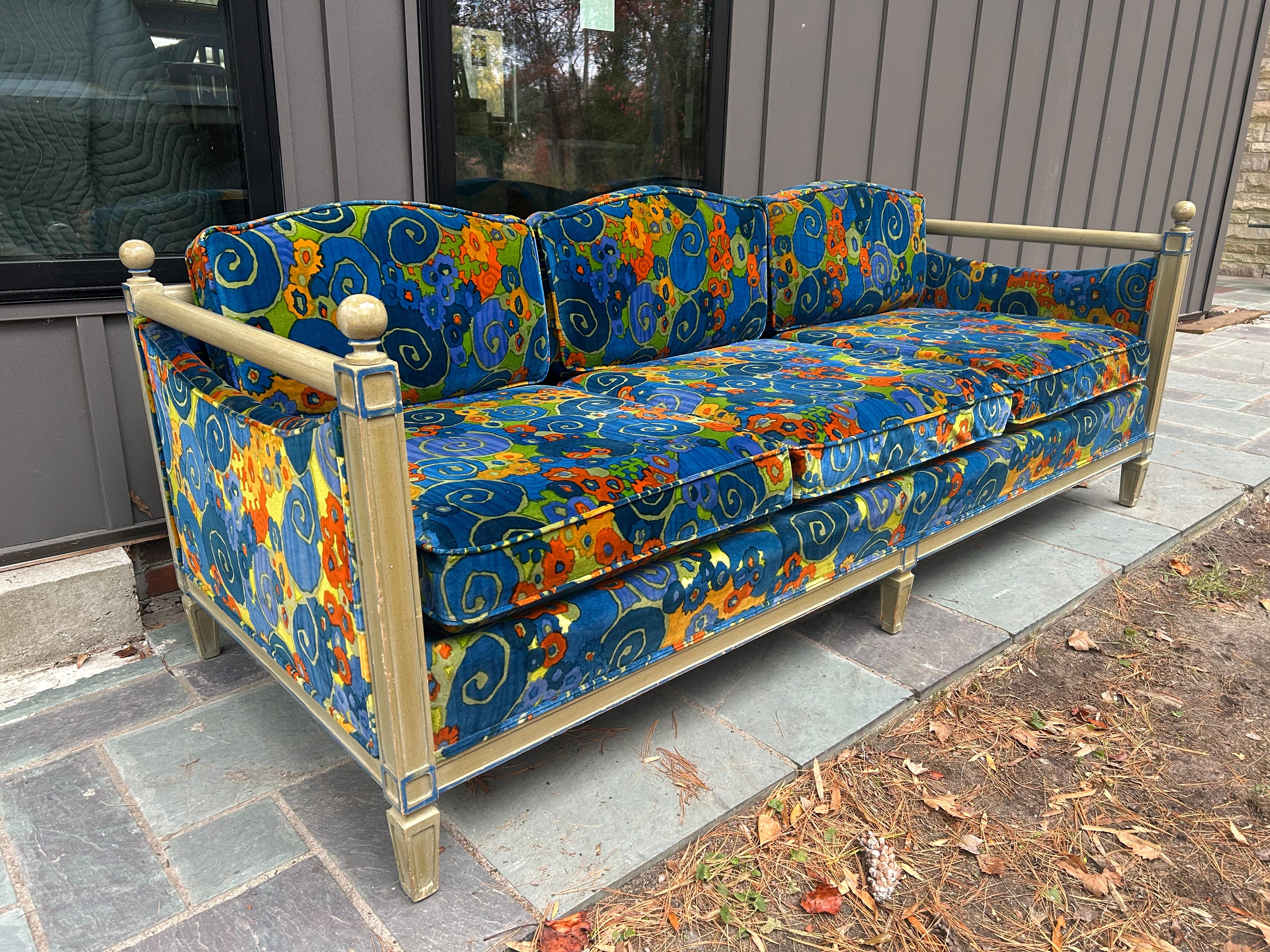 Américain Scrumptious Jack Lenor Larsen Sofa Hollywood Regency Mid-Century en vente