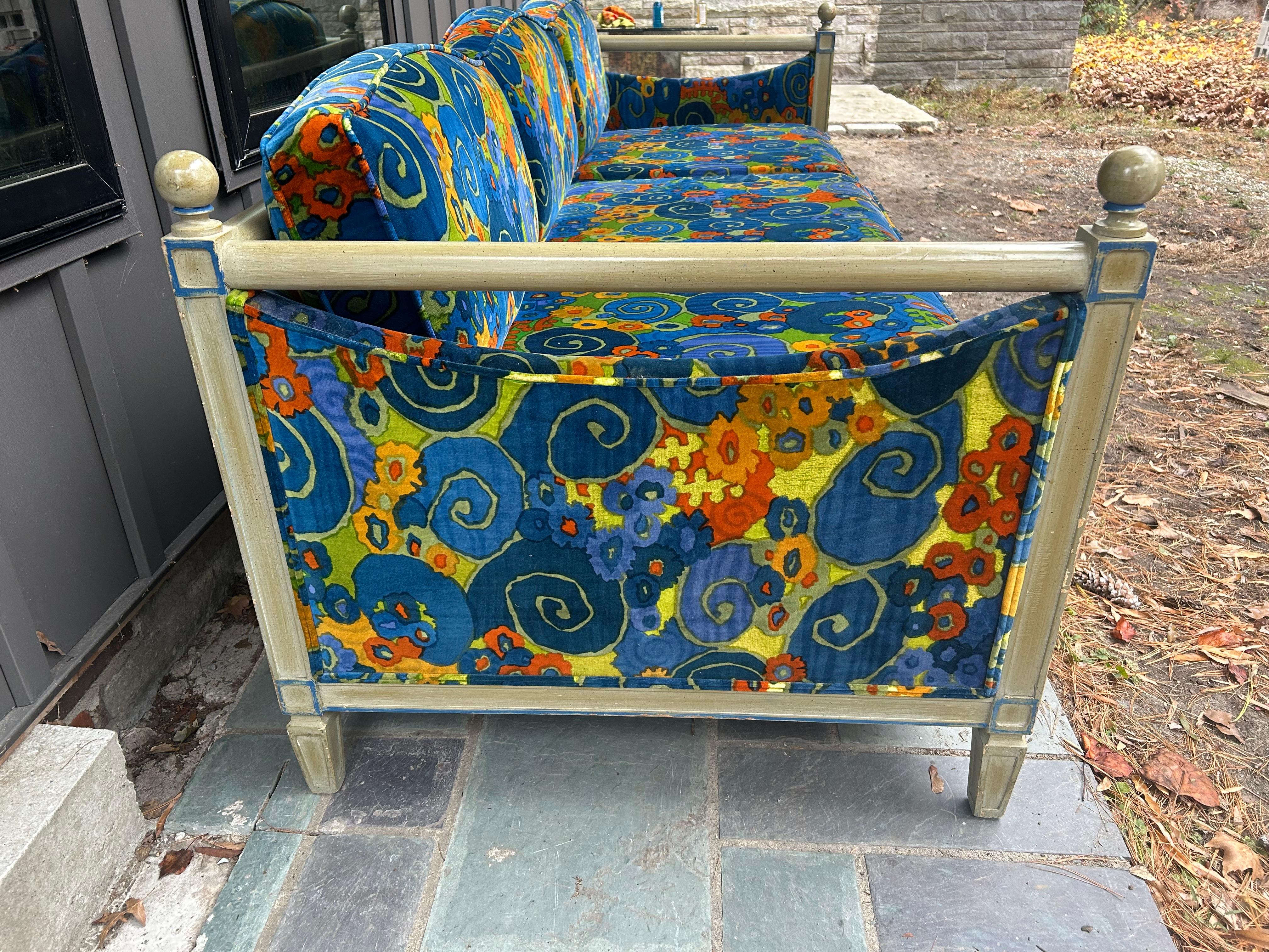 Scrumptious Jack Lenor Larsen Sofa Hollywood Regency Mid-Century Bon état - En vente à Pemberton, NJ