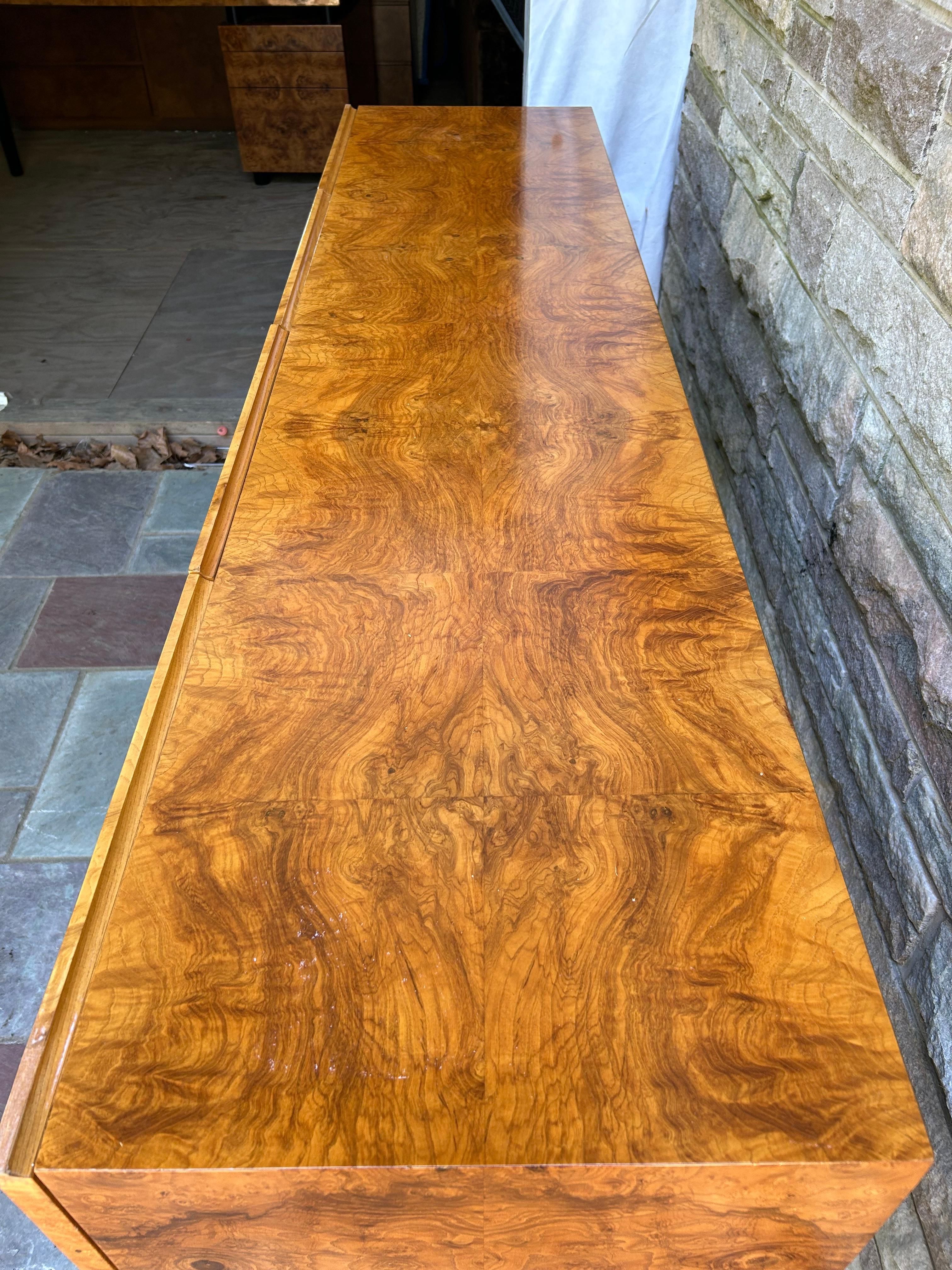 Scrumptious Milo Baughman Burl Olive Wood Credenza Thayer Coggin Mediados de siglo en venta 3