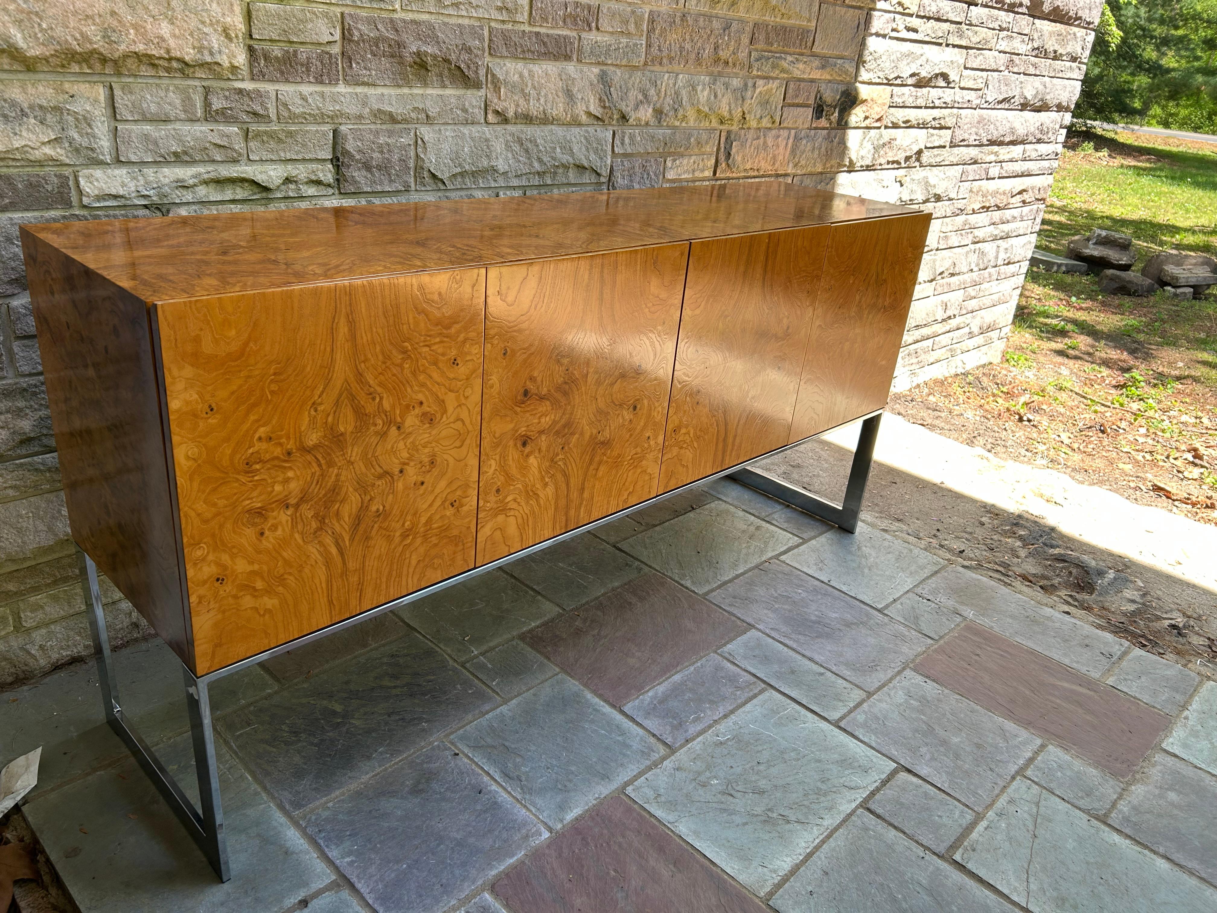 Scrumptious Milo Baughman Burl Olive Wood Credenza Thayer Coggin Mediados de siglo Moderno de mediados de siglo en venta