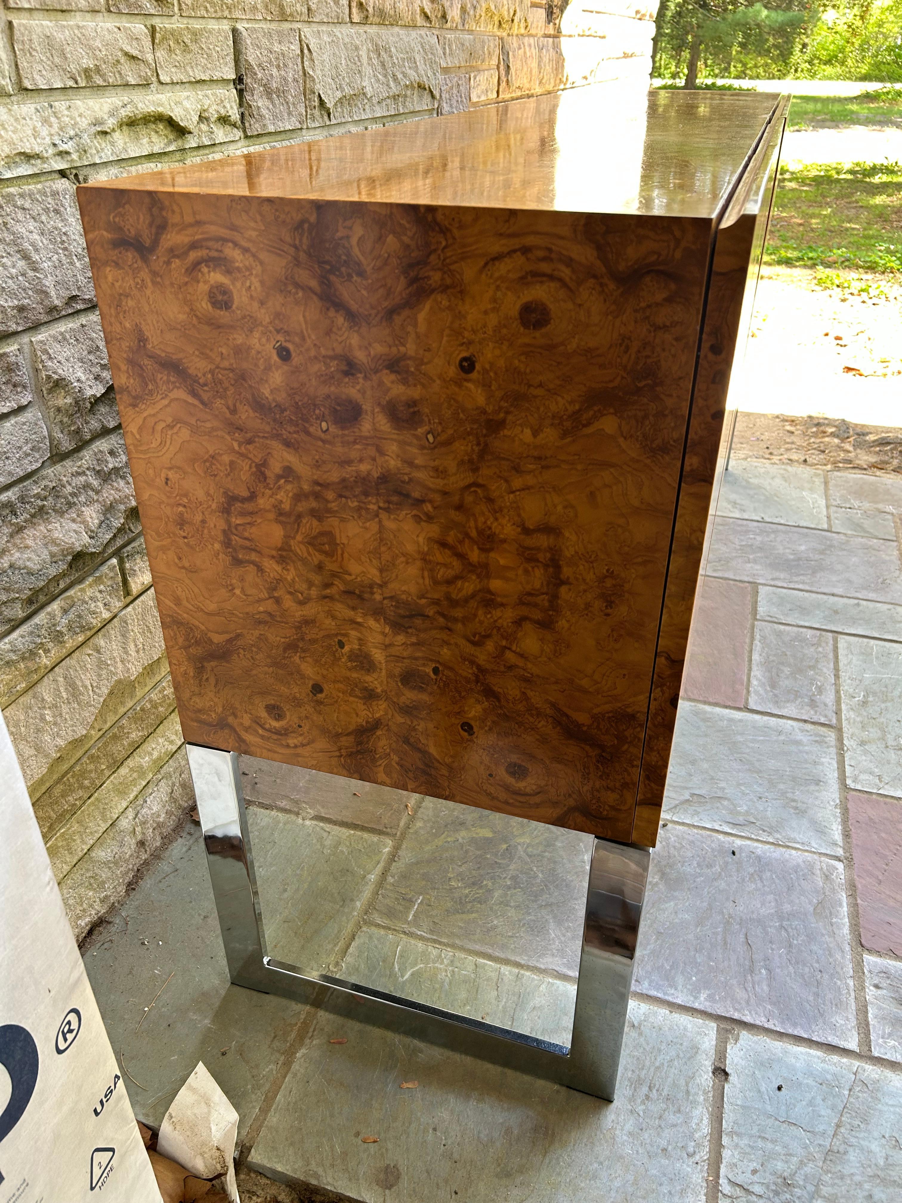 Scrumptious Milo Baughman Burl Olive Wood Credenza Thayer Coggin Mediados de siglo Estadounidense en venta