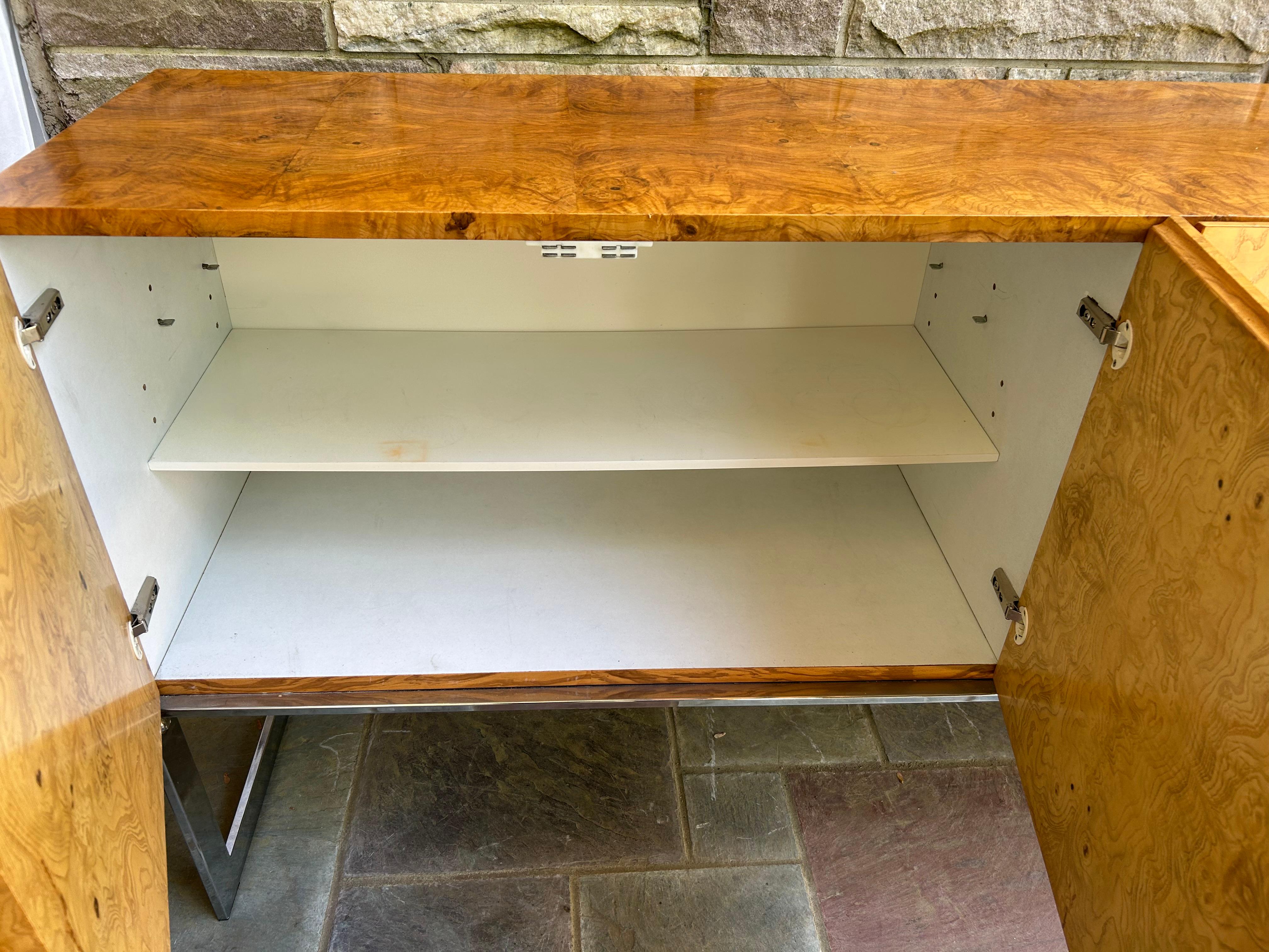 Scrumptious Milo Baughman Burl Olive Wood Credenza Thayer Coggin Mediados de siglo en Bueno estado para la venta en Pemberton, NJ