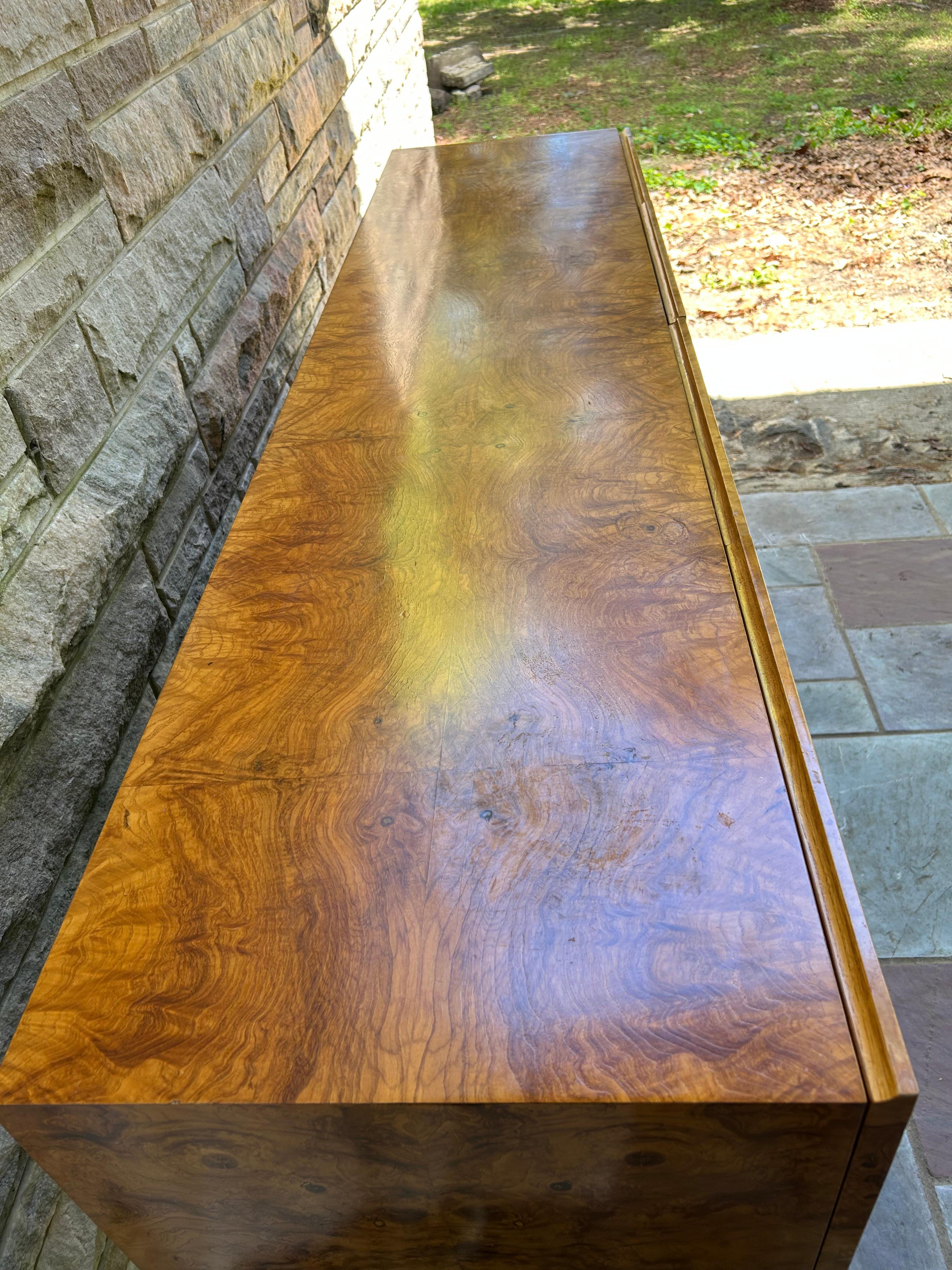 Scrumptious Milo Baughman Burl Olive Wood Credenza Thayer Coggin Mediados de siglo en venta 2