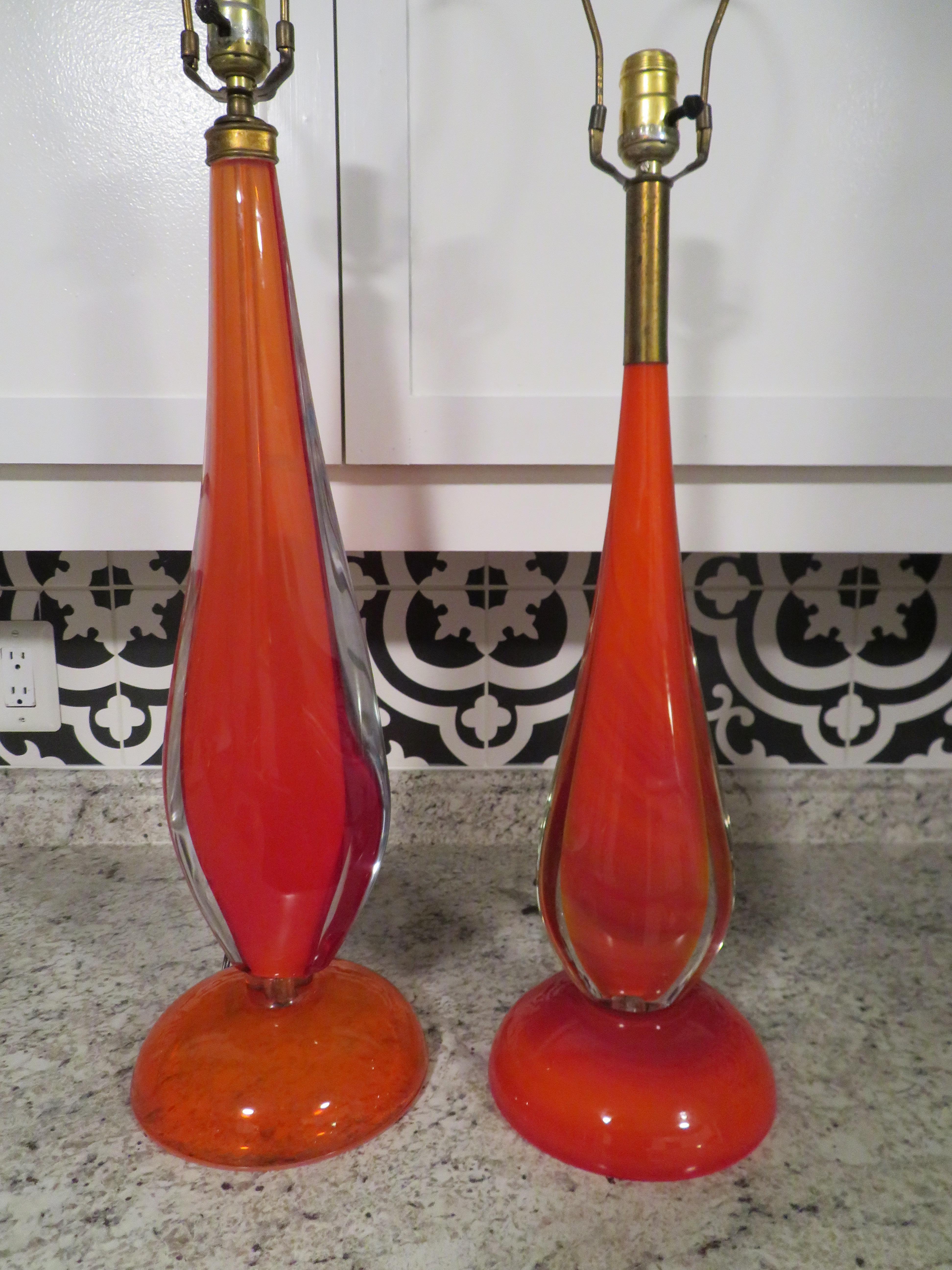 Wunderschönes Paar orangefarbener Muranolampen von Flavio Poli. Die Lampen haben zwei verschiedene Größen, aber das gefällt mir so gut an ihnen - sie können im selben Raum, aber auf unterschiedlich hohen Tischen verwendet werden. Diese heiße