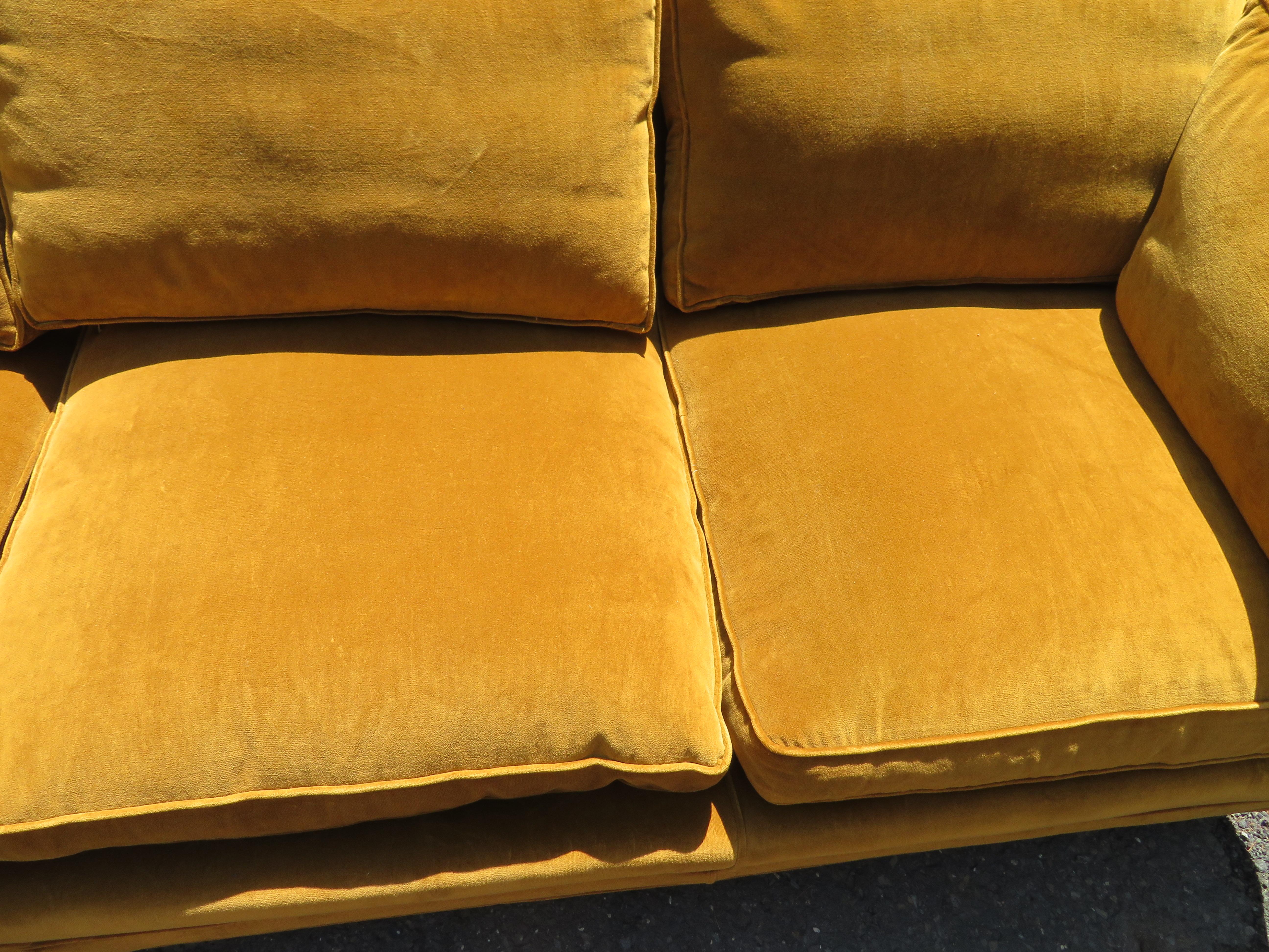 Scrumptious Paar Harvey Probber Butterscotch Even Arm Sofas Mid-Century Modern im Angebot 6