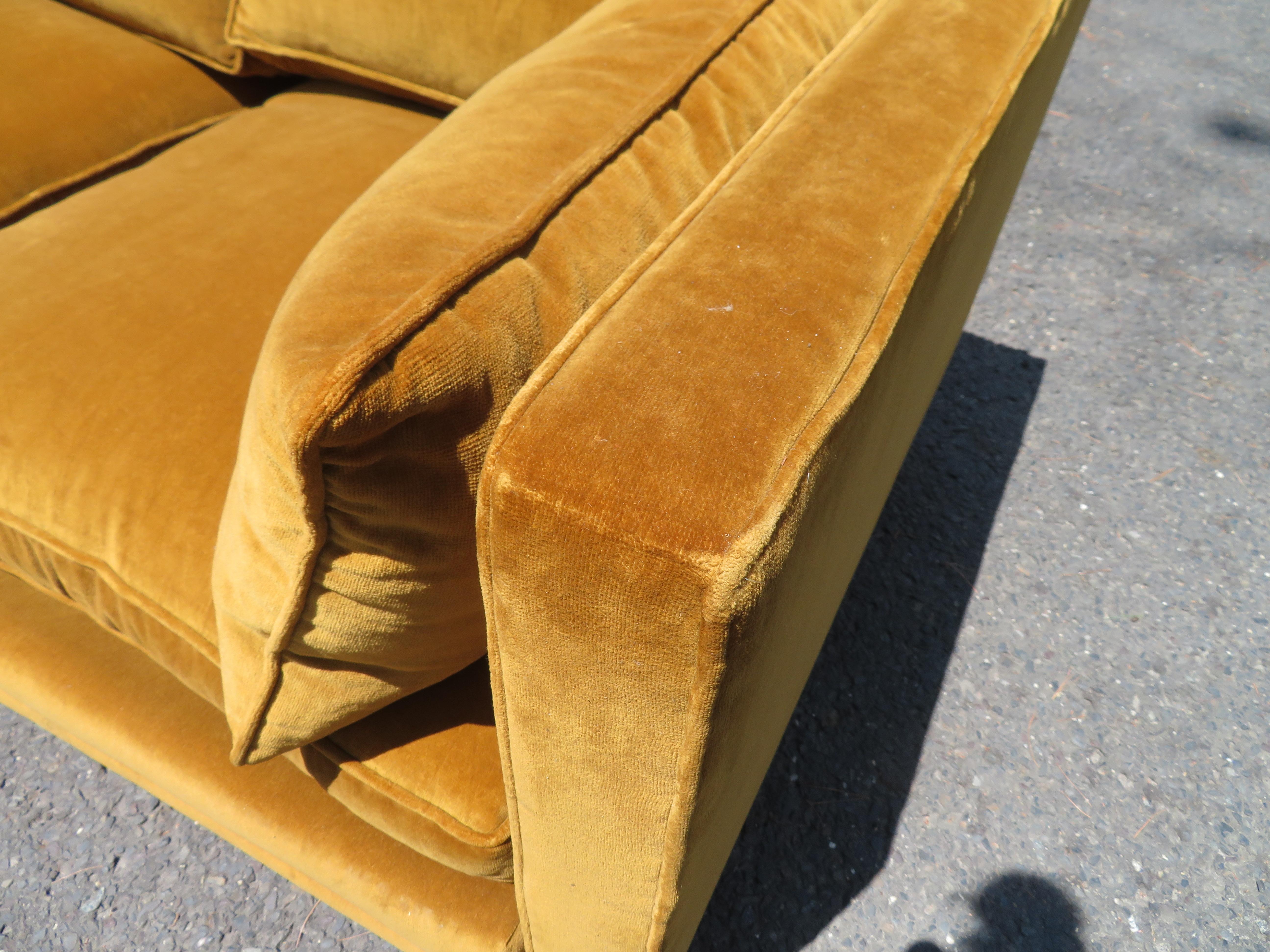 Scrumptious Paar Harvey Probber Butterscotch Even Arm Sofas Mid-Century Modern im Angebot 8