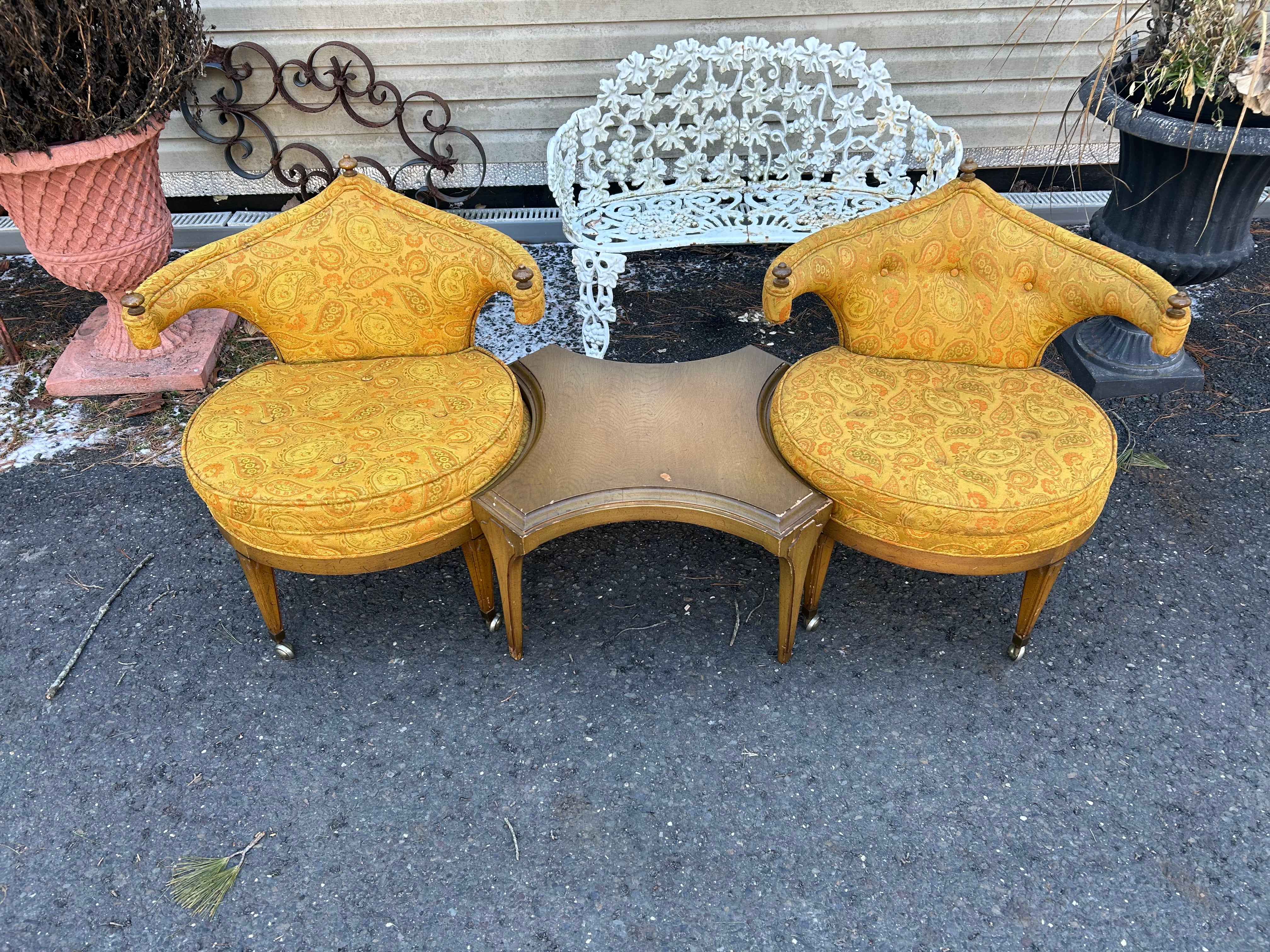 Splendida coppia di sedie da salotto con schienale Horn in stile Dorothy Draper e tavolo abbinato.  Queste due sedie con schienale in corno sono in stile Hollywood Regency e sono favolose da morire.  Il tavolino cruciforme si adatta perfettamente