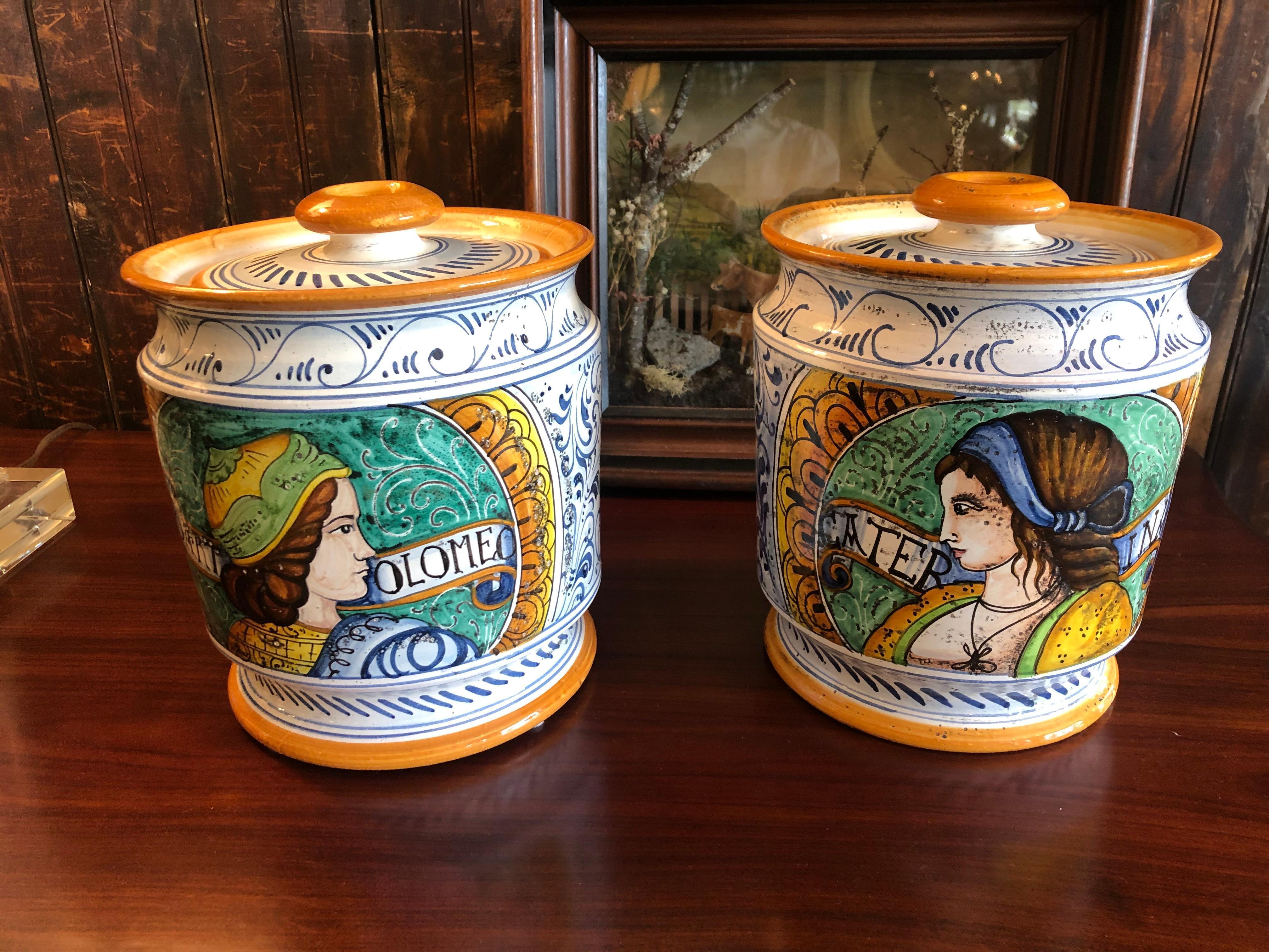 Paire de pots d'apothicaire à couvercle peints en céramique provençale en vente 9