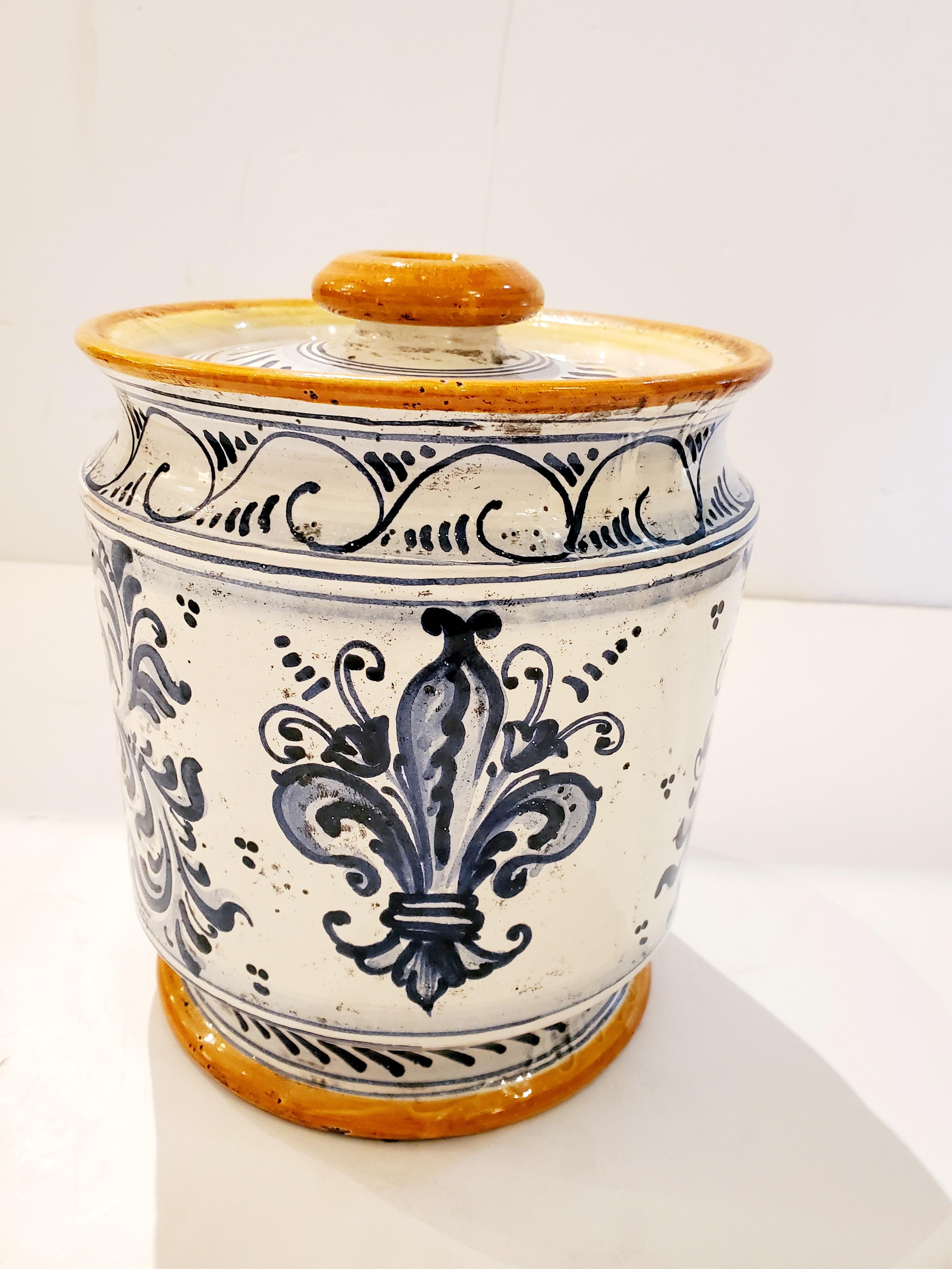 Paire de pots d'apothicaire à couvercle peints en céramique provençale en vente 1