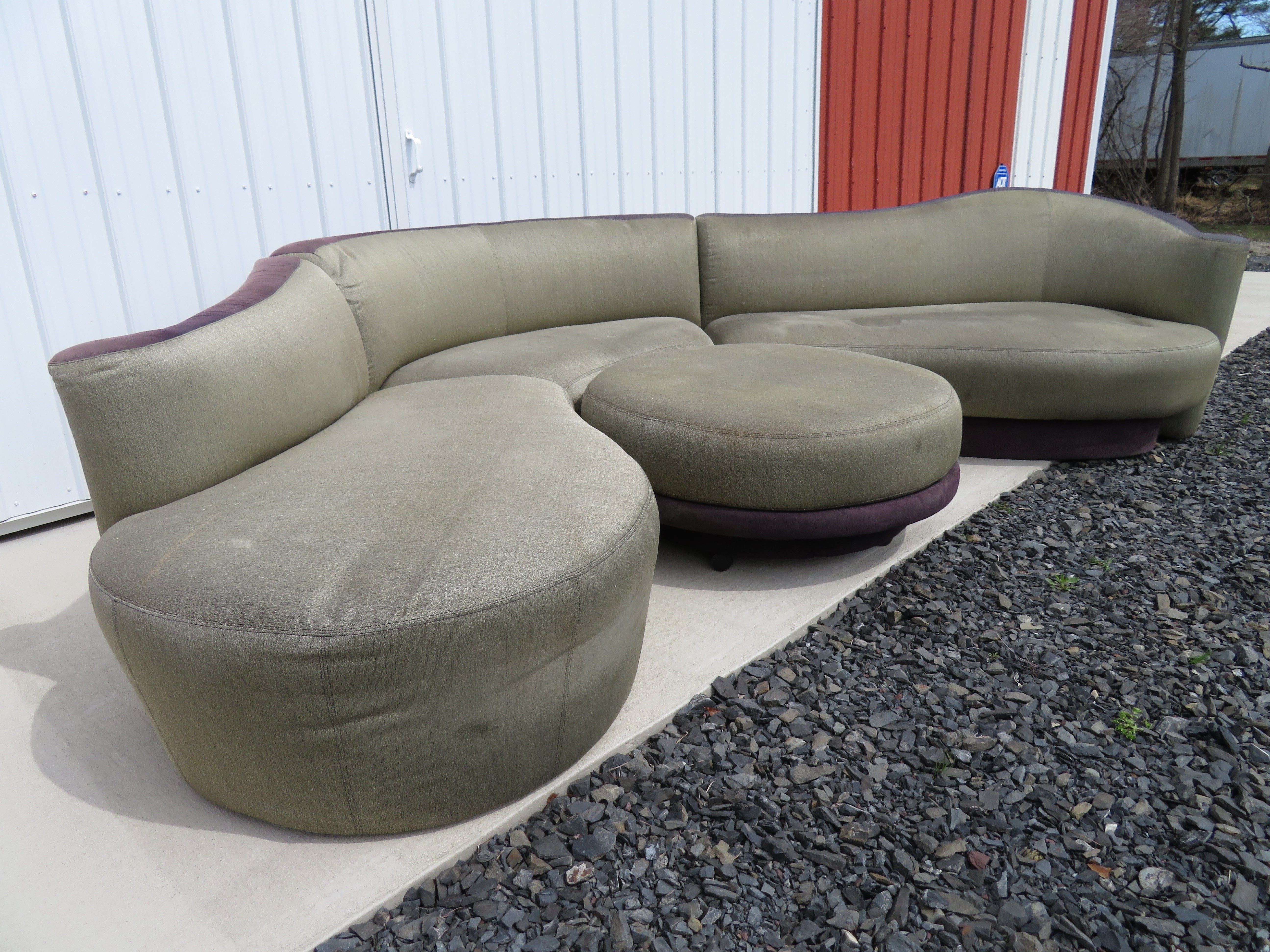 Scrumptious 4-piece serpentine sectional sofa designed by Vladimir Kagan, made by Weiman. Nous adorons toutes les courbes et le pouf rond roulant que ce canapé sectionnel comprend. Cet ensemble a conservé son tissu d'origine et devra être retapissé.