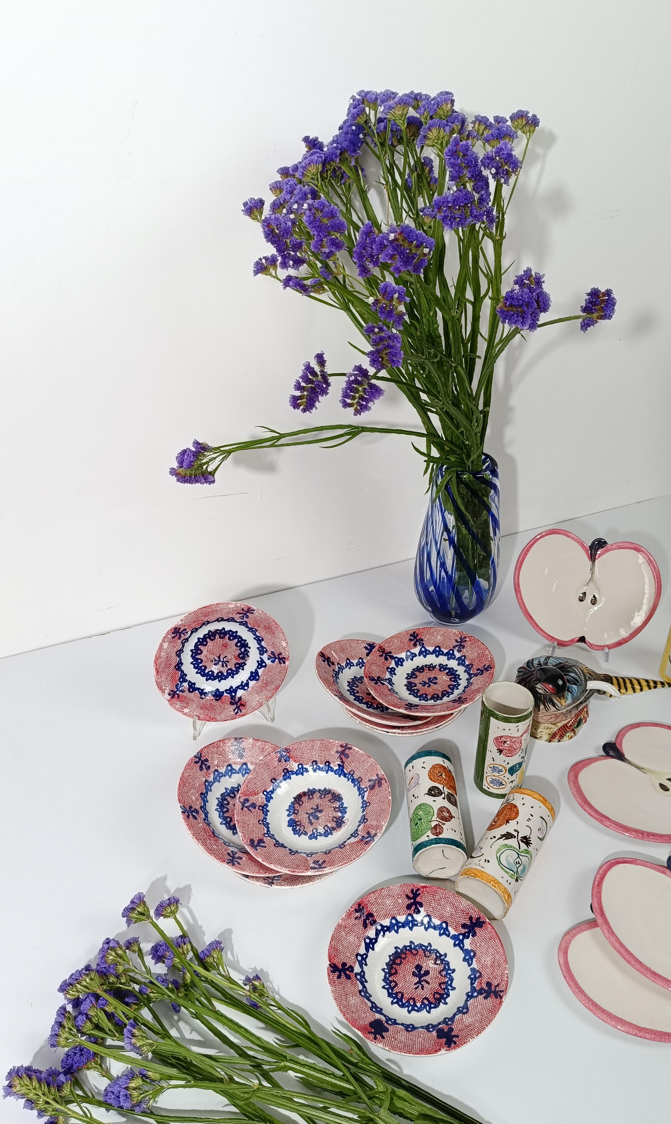 Wir bieten ein Dessert-Set bestehend aus 9 Tellern zum Verkauf an, das zwischen 1920 und 1930 in Italien von der alten Keramikfirma Turrita hergestellt wurde, wie die auf der Rückseite des Tellers eingravierte Marke bezeugt.
S.C. Turrita wurde Ende