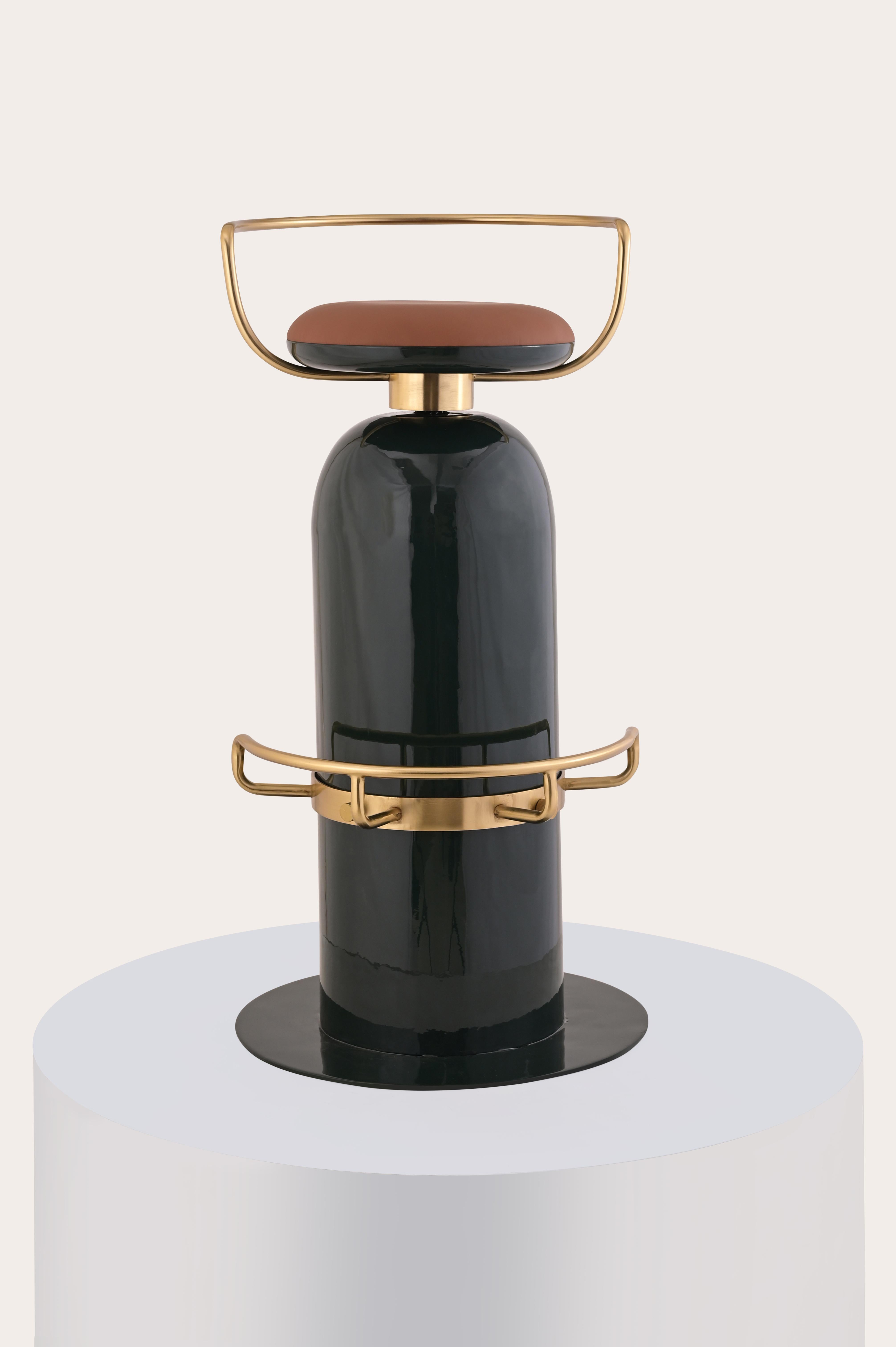 Proprio come si dice che la prima immersione può cambiare la vita, lo sgabello da bar Scuba è un vero e proprio cambio di rotta, in quanto permette di contenere il tuo sedere, il tuo drink e le tue conversazioni. Lo sgabello Scuba Barstool cattura