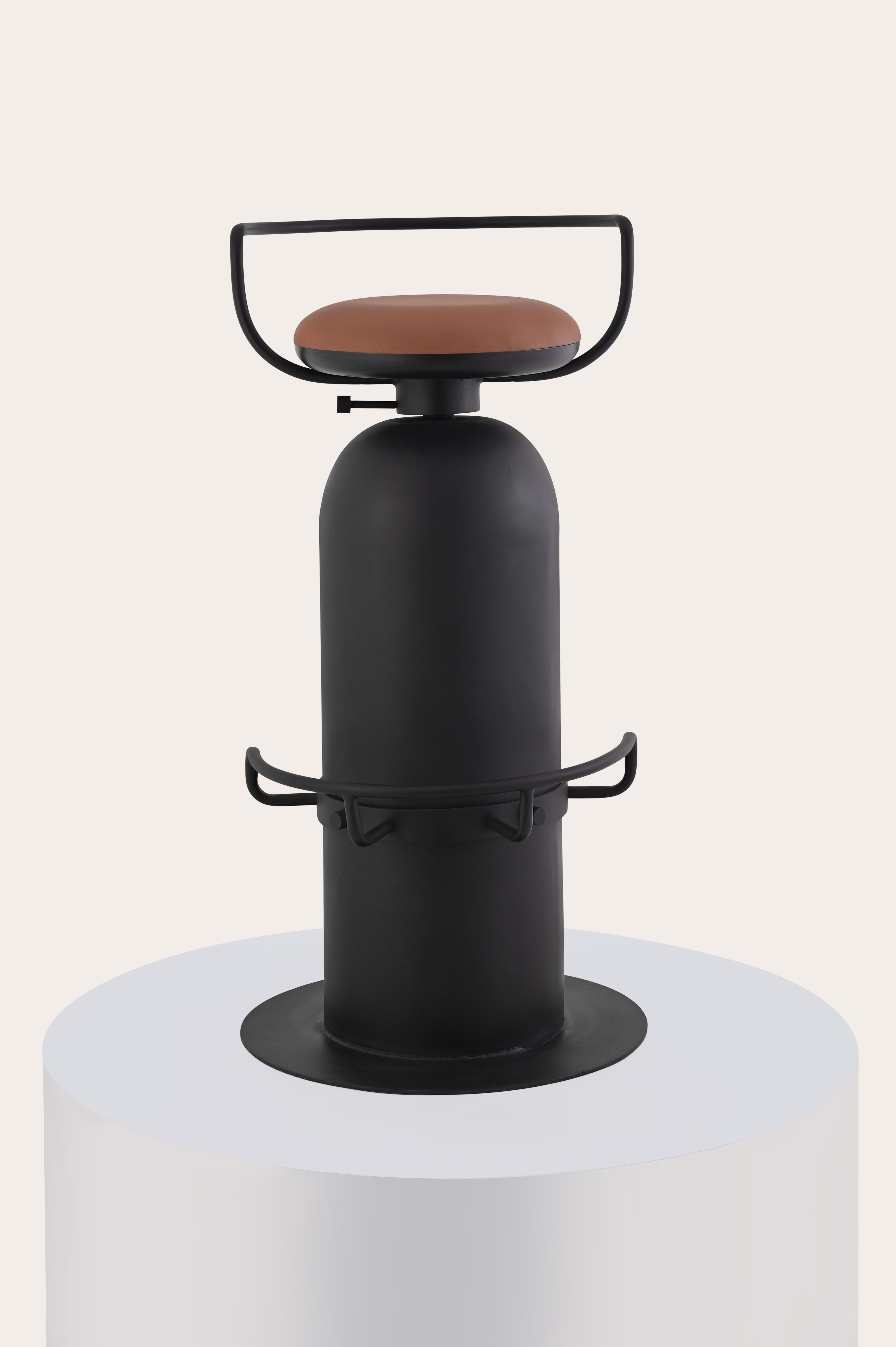 Proprio come si dice che la prima immersione può cambiare la vita, lo sgabello da bar Scuba è un vero e proprio cambio di rotta, in quanto permette di contenere il tuo sedere, il tuo drink e le tue conversazioni. Lo sgabello Scuba Barstool cattura