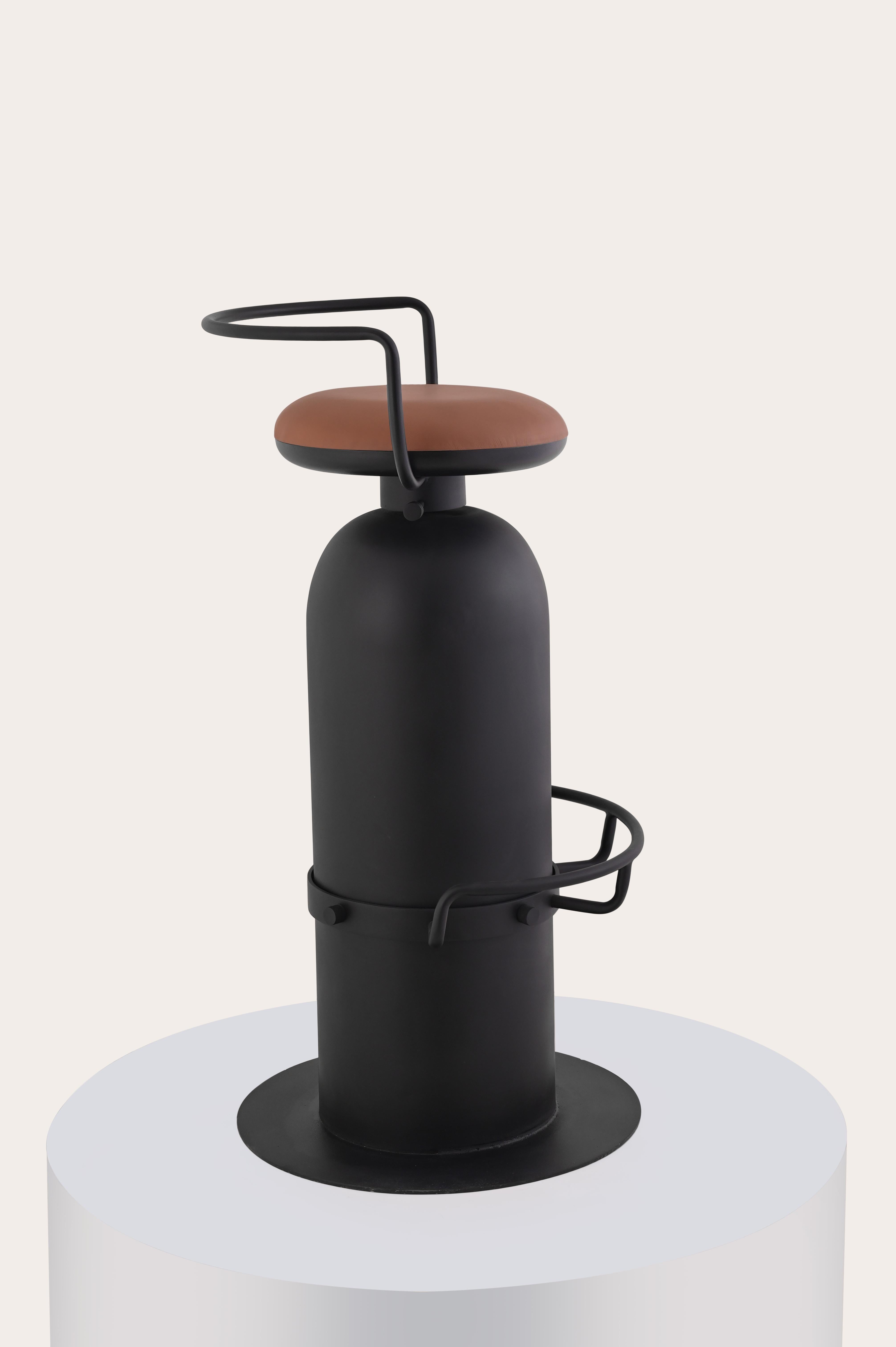 Realizzato con acquaforte Sgabello da bar Scuba Padded di Studio Namit Khanna in vendita