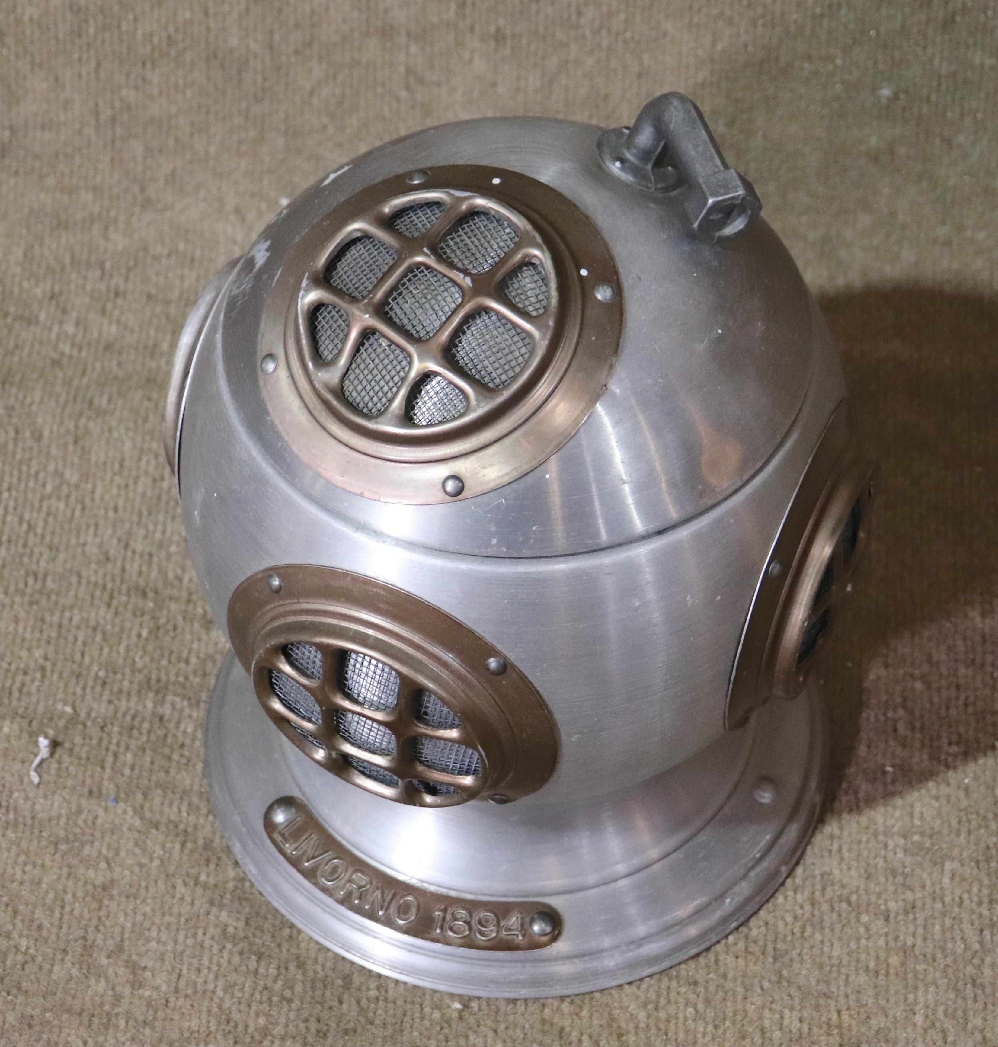 Seau à glace funky du milieu du siècle déguisé en casque de plongée antique. Les détails de ce casque sont superbes ! L'intérieur est recouvert de plastique et prêt à recevoir de la glace.
Veuillez confirmer le lieu NY ou NJ