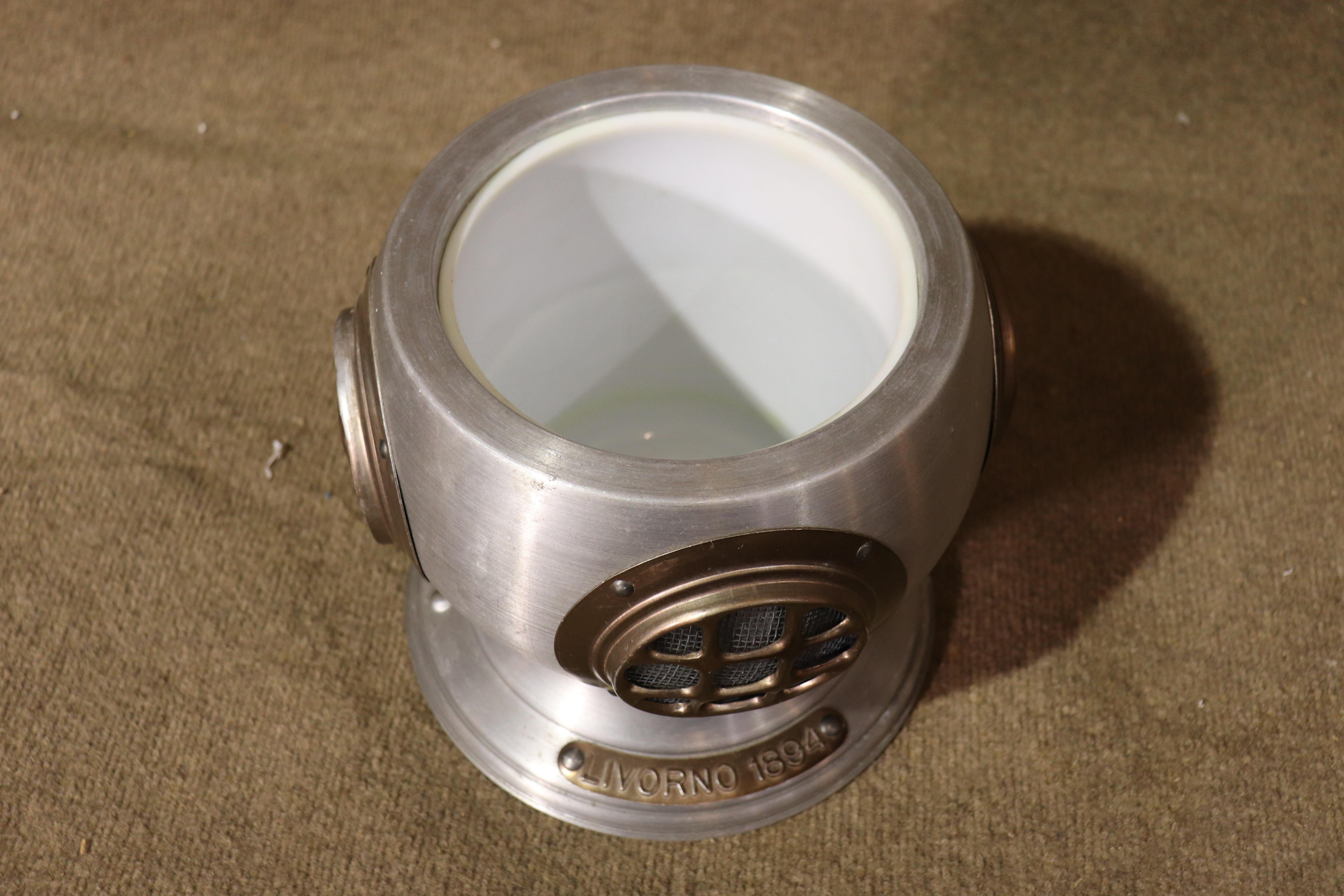 Seau à glace pour casque de plongée en vente 1