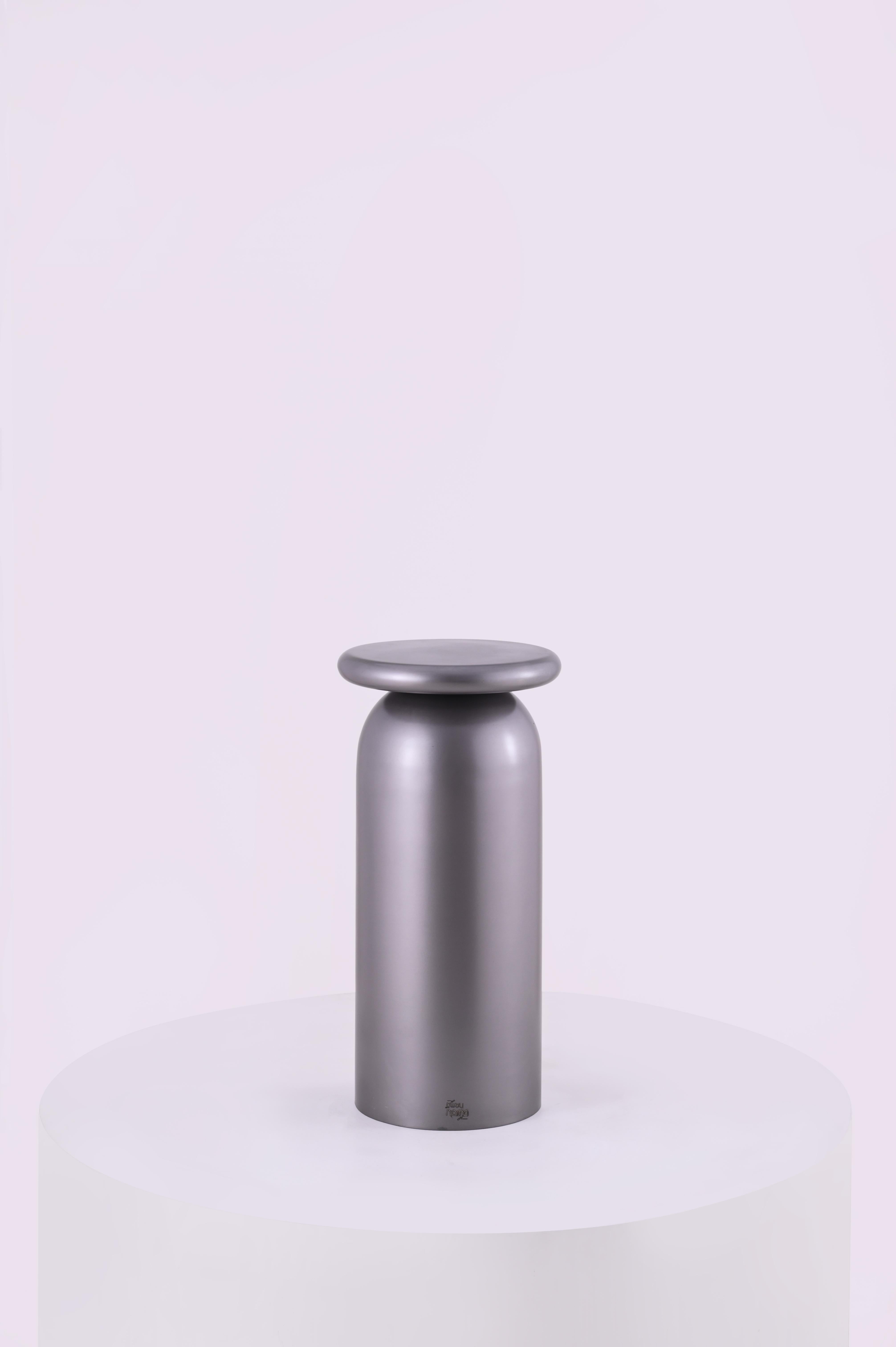 Les bords circulaires lisses de la Scuba créent un équilibre minimal et doux dans votre espace, qu'il s'agisse d'un salon ou d'une table d'appoint dans votre bureau. De plus, lorsque vous rentrez après une longue journée de travail, il vous attend