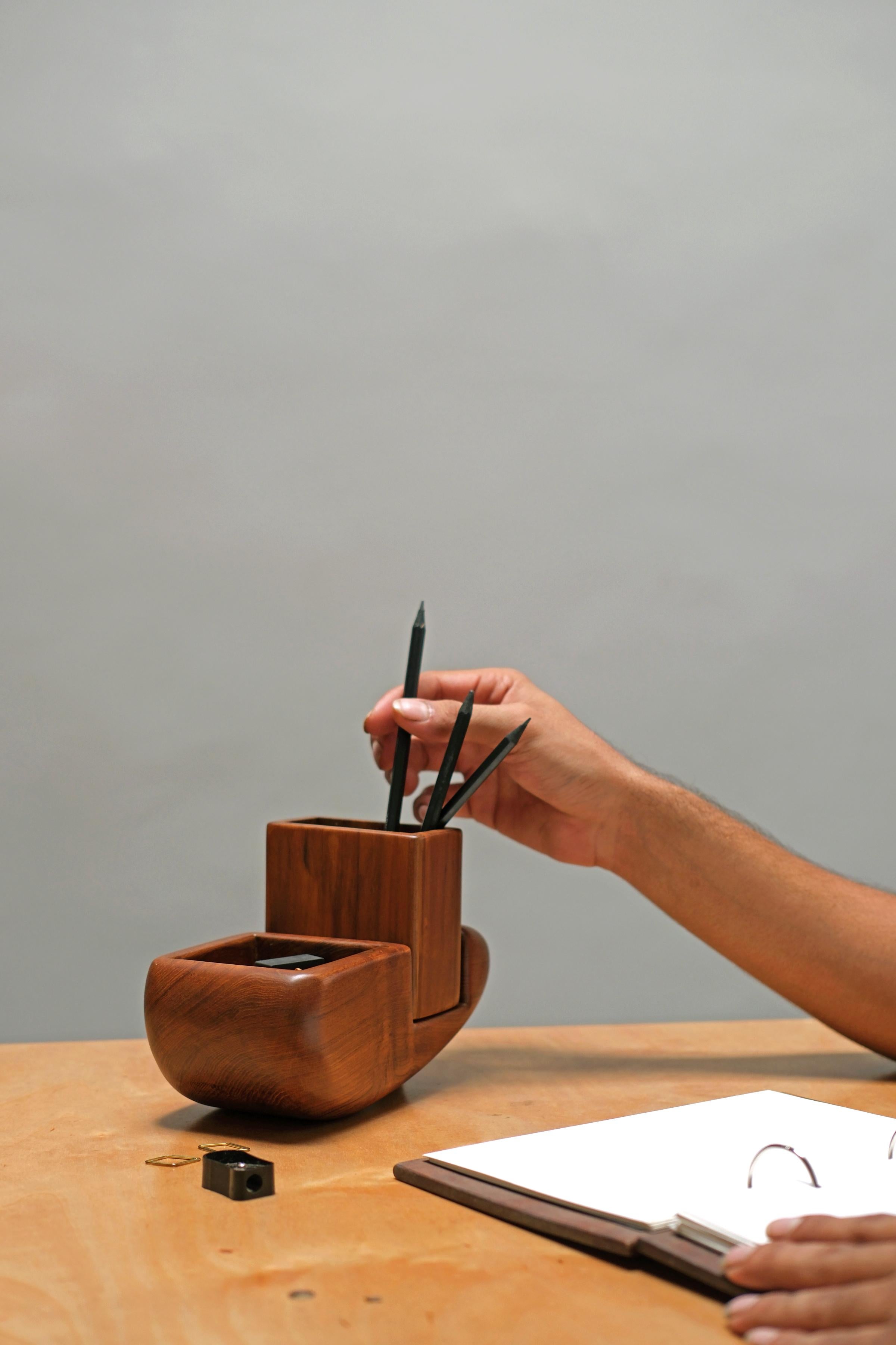 Skulpturaler Schreibtischhalter von Studio Indigene (Postmoderne) im Angebot