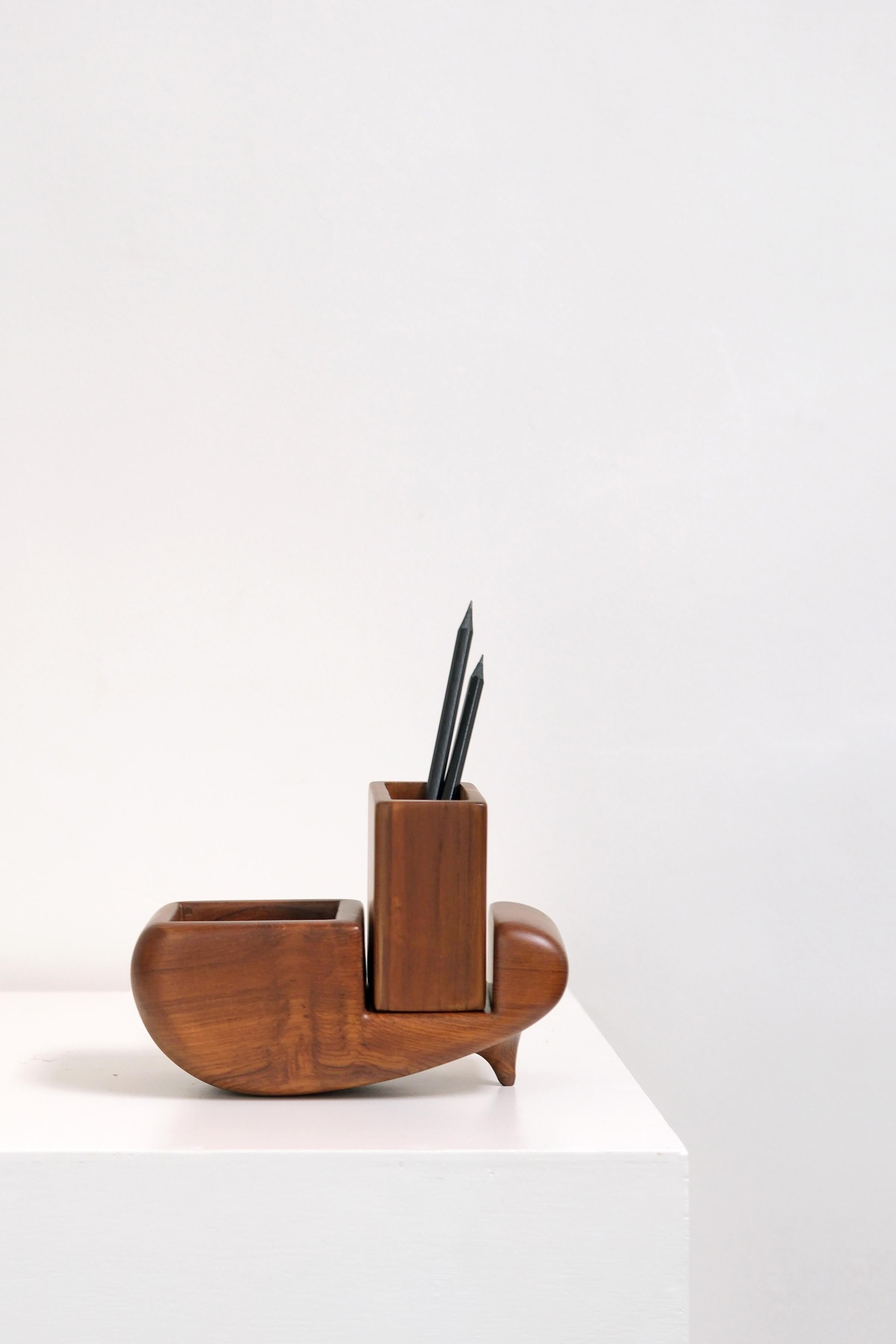 Skulpturaler Schreibtischhalter von Studio Indigene im Zustand „Neu“ im Angebot in Geneve, CH