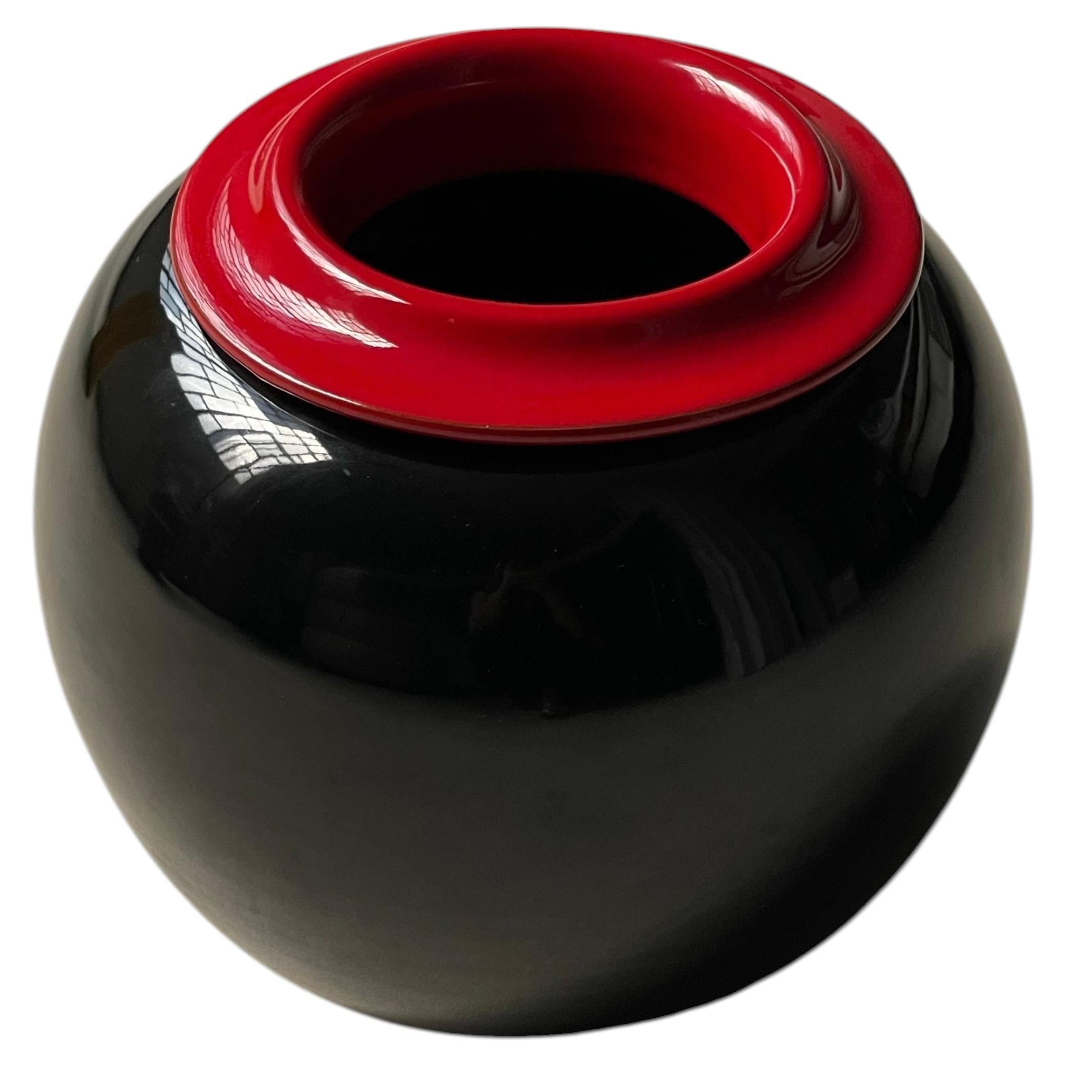 Vaso in ceramica nero e rosso della fine del XX secolo, composto da due pezzi, realizzato in Italia