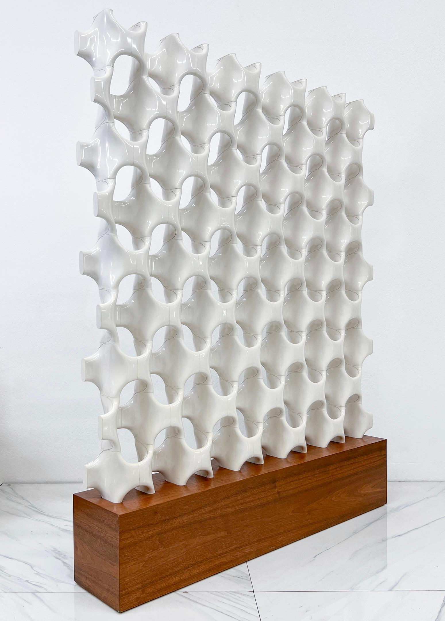 Skulpturaler Raumteiler aus Grille Bones auf Walnussholzsockel von Richard Harvey, 1960er Jahre im Zustand „Gut“ im Angebot in Culver City, CA
