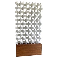 Sculpta-Grille-Bildschirm auf Nussbaumsockel von Richard Harvey:: 1960er Jahre