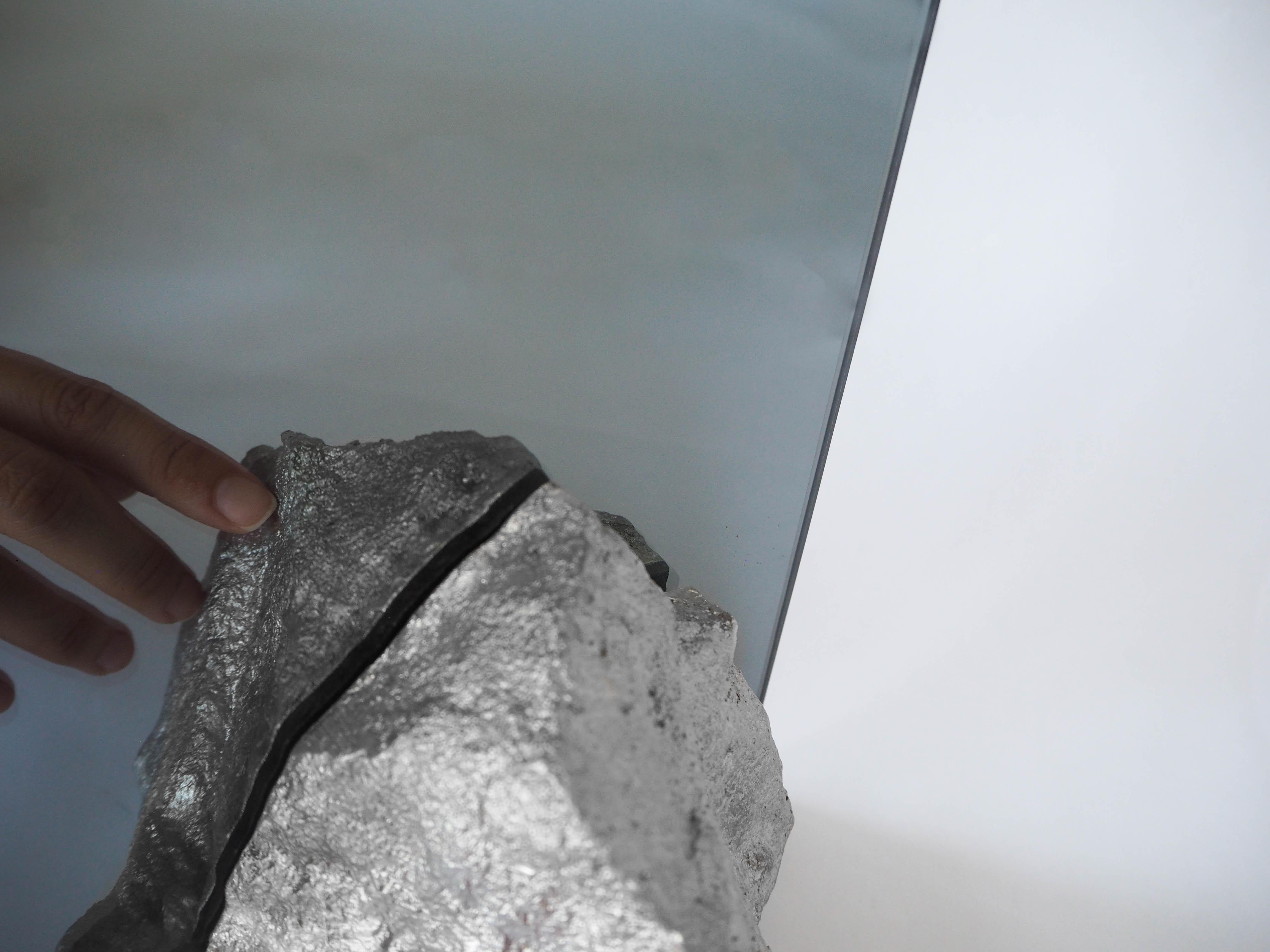Skulpturaler Aluminiumspiegel von Dessislava Madanska im Zustand „Neu“ im Angebot in Geneve, CH