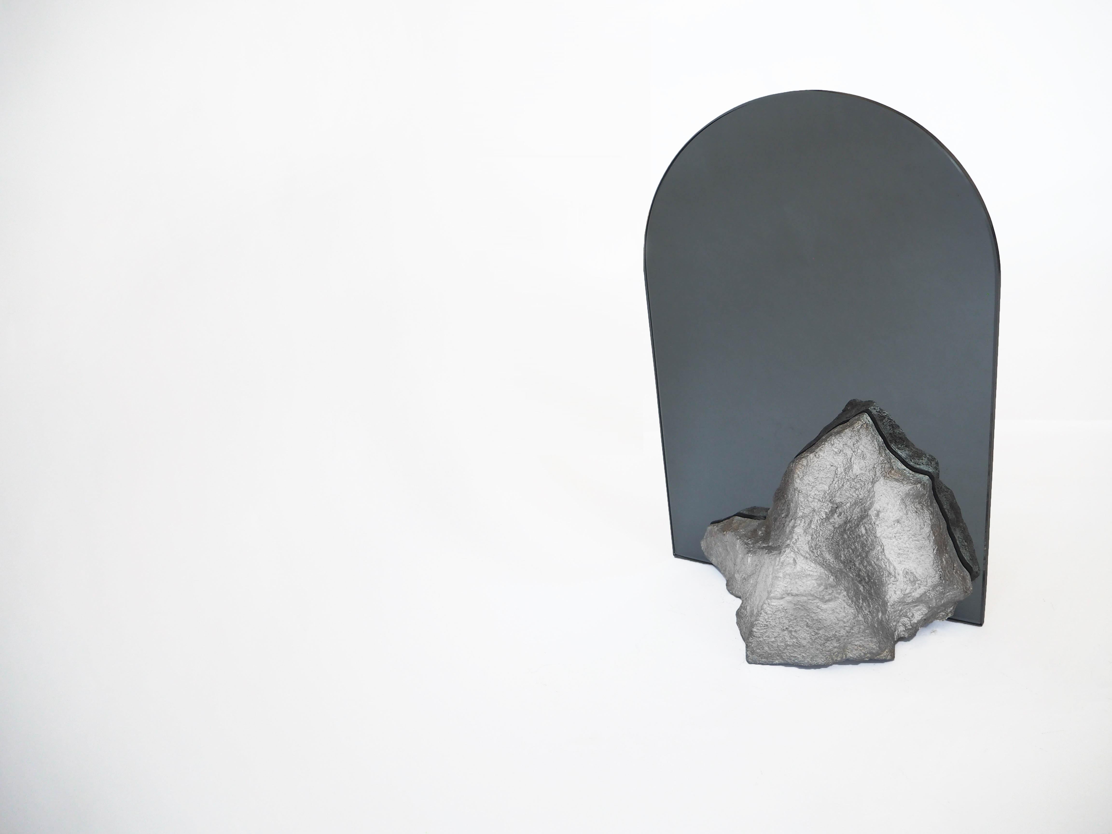 Skulpturaler Aluminiumspiegel von Dessislava Madanska im Angebot 1