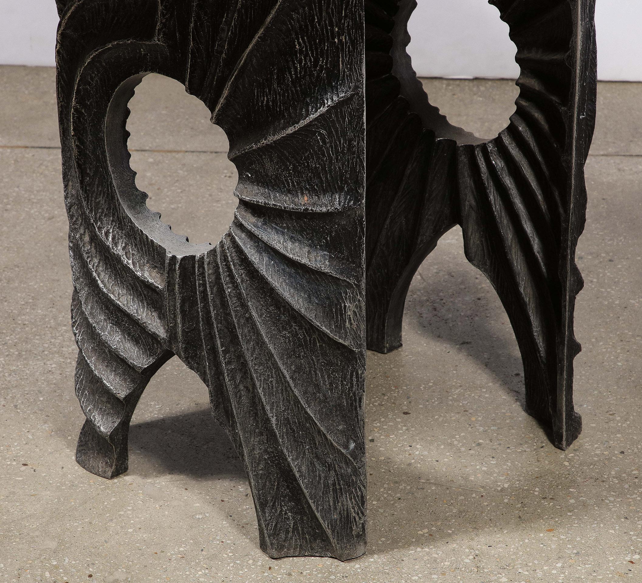 Table en aluminium sculpté de Laura Johnson Drake en vente 1