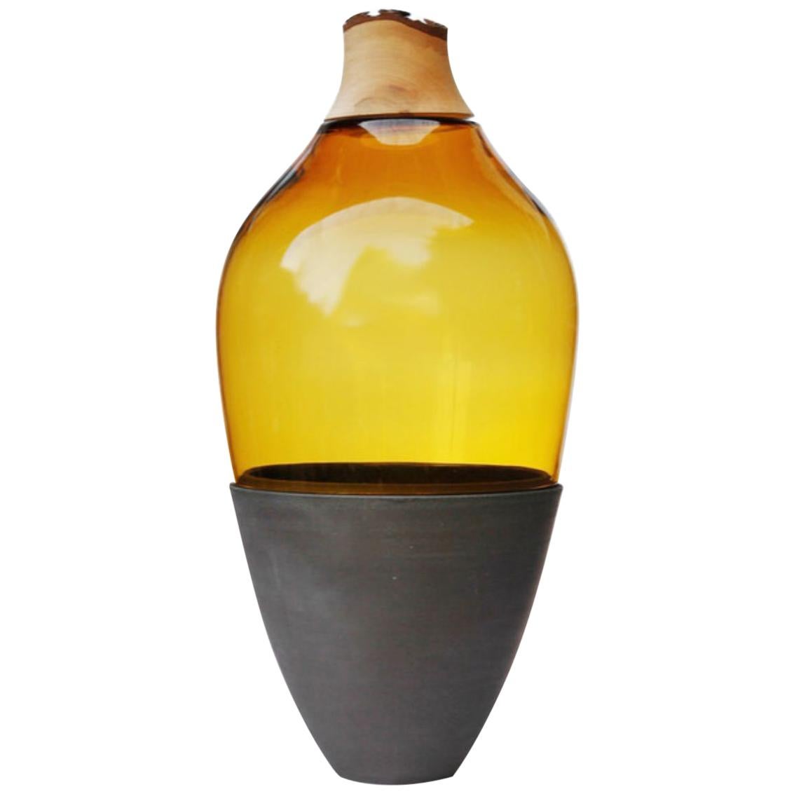 TSV5 Vase sculpté en verre soufflé et céramique Ambre, Pia Wüstenberg