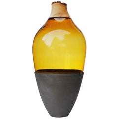 TSV5 Vase sculpté en verre soufflé et céramique Ambre, Pia Wüstenberg