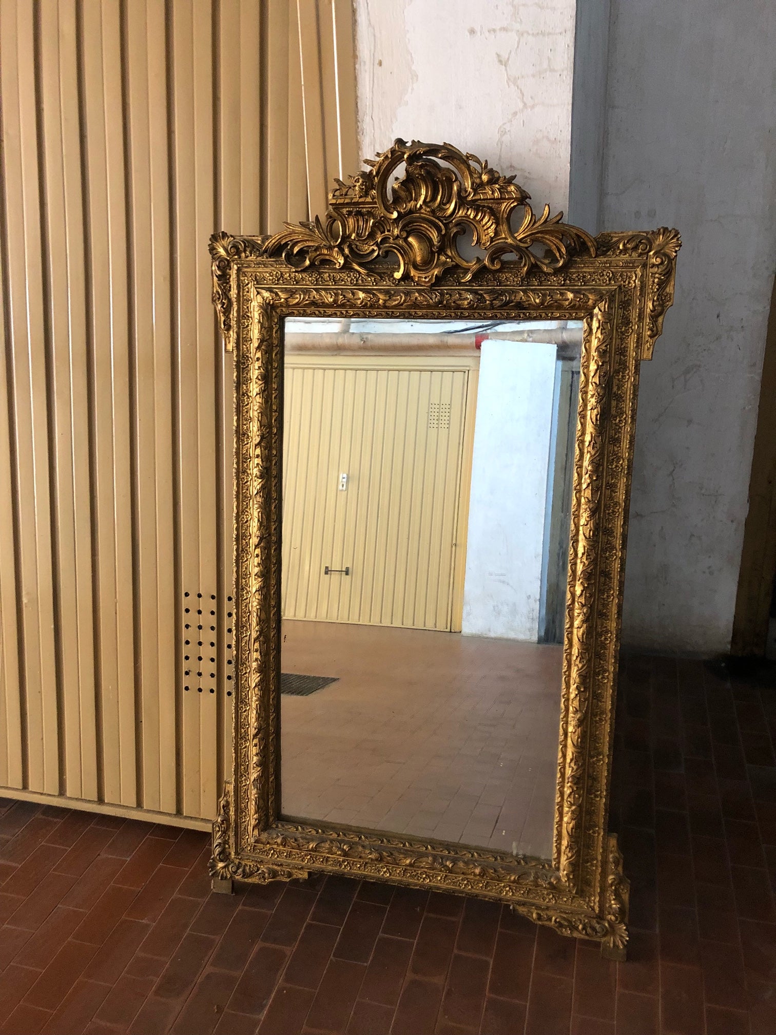 Antique mirror, richly carved in the frame and gilded, with shell on the upper part and reinforced corners, all wood back, built at the end of the 19th century in Italy.
Imposing and elegant, ideal to be placed on the ground in an entrance, on a