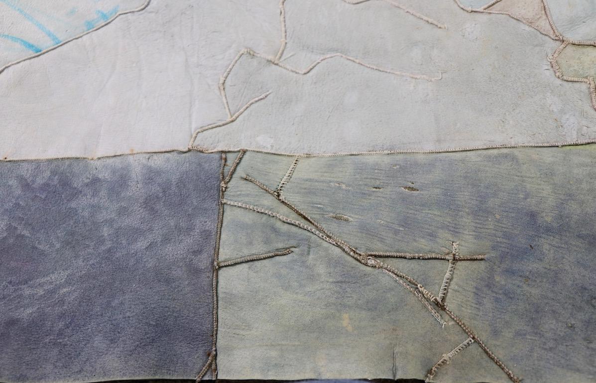 Alfombra de piel de animal esculpida con ave del paraíso Desconocido en venta