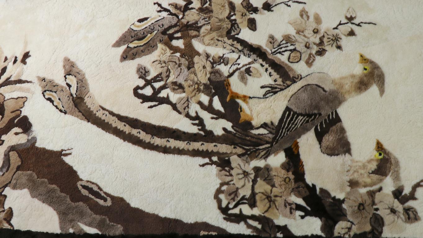Alfombra de piel de animal esculpida con ave del paraíso en venta 1