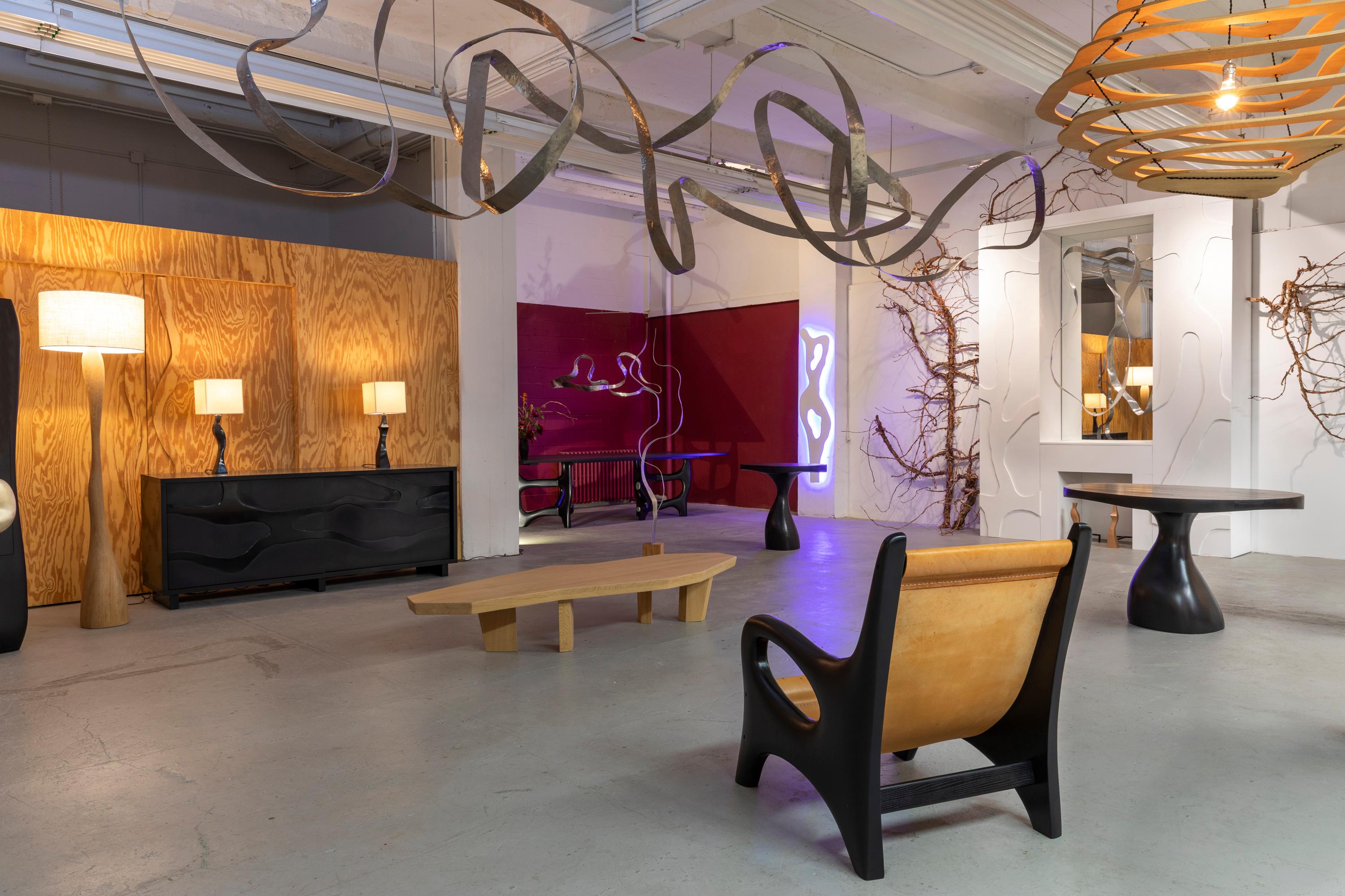 Fauteuil sculpté en Oak Oak Neuf - En vente à New York, NY