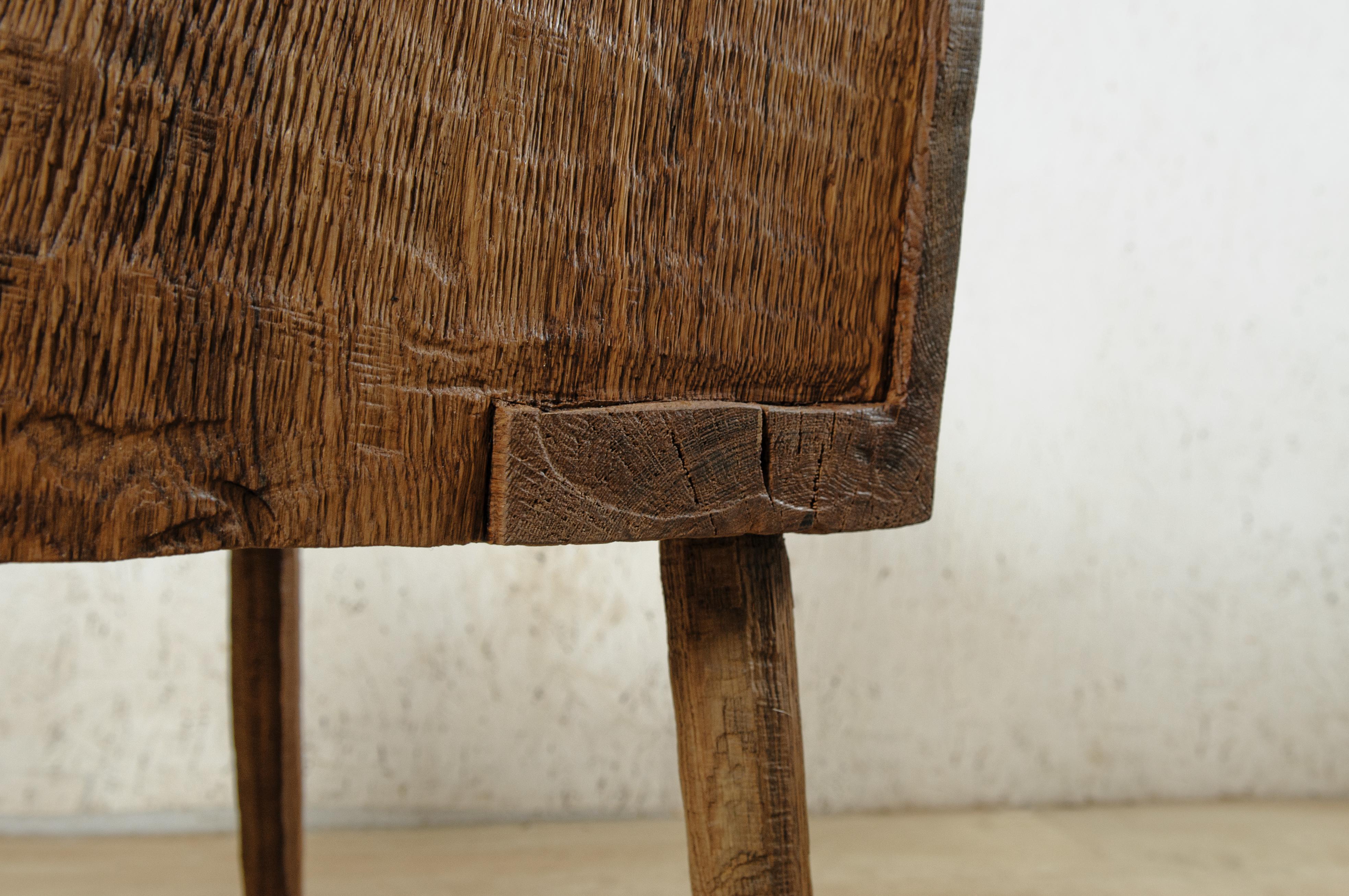 XXIe siècle et contemporain Fauteuil sculpté en bois de chêne massif « 4 pieds » en vente
