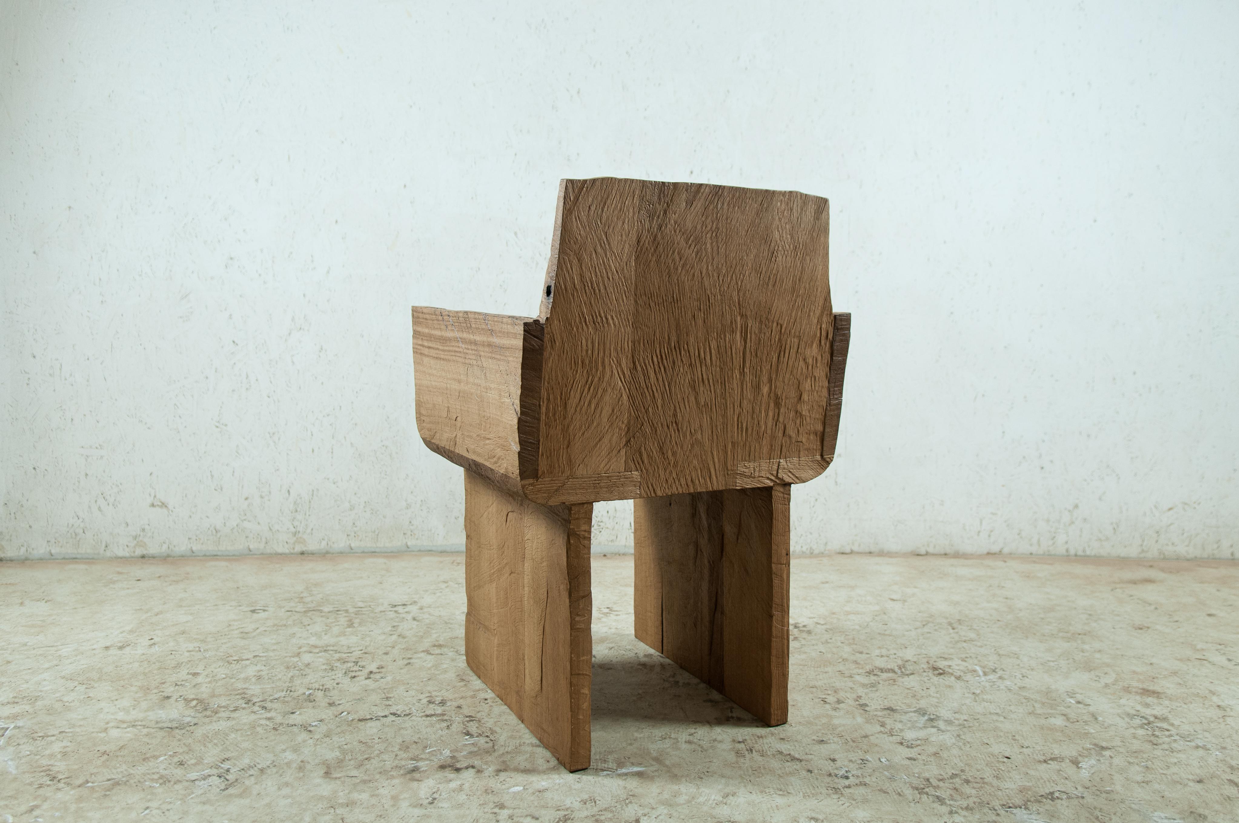Sculpted Armchair in Solid Oak Wood In New Condition For Sale In Paris, FR