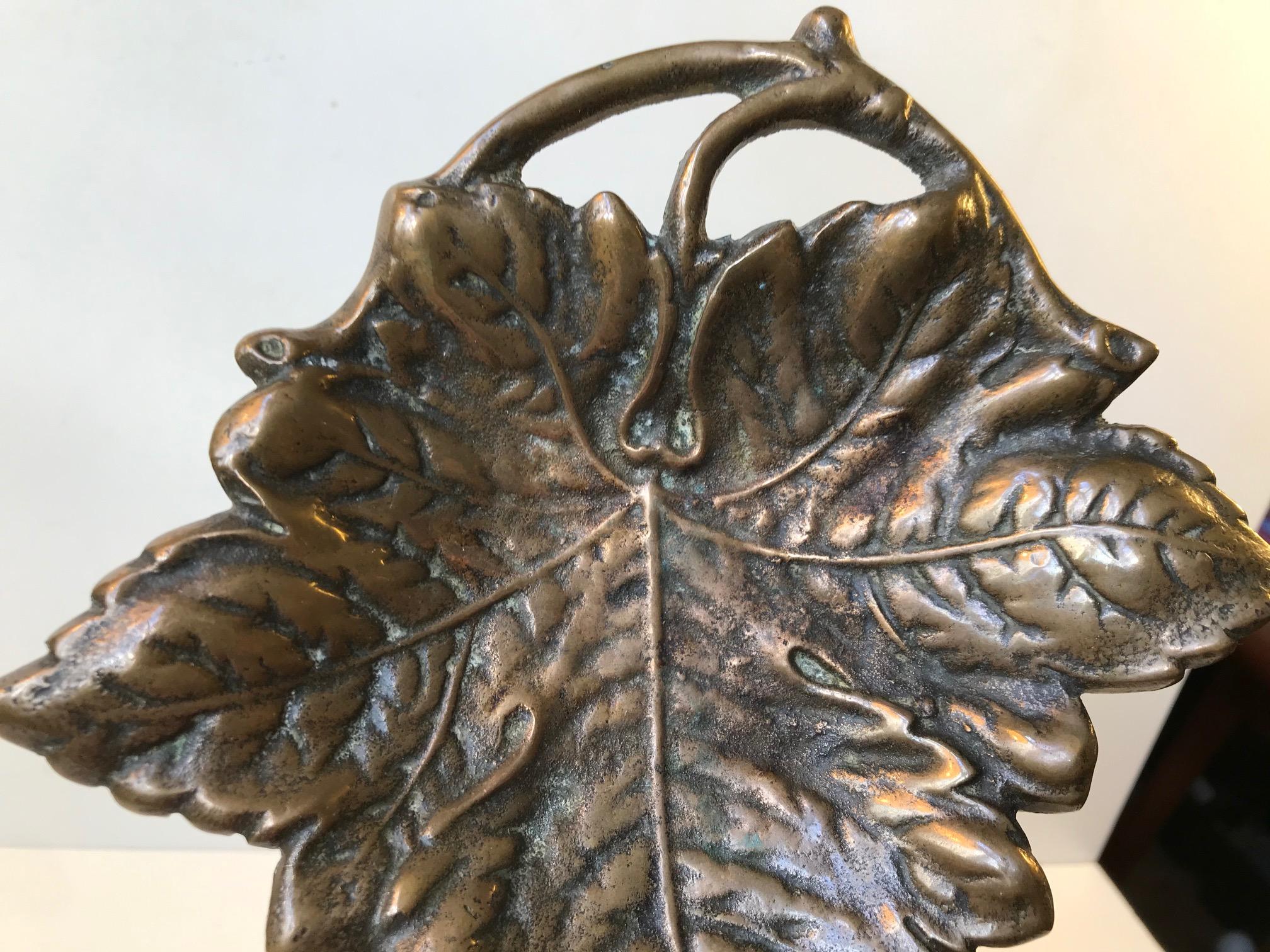 A naturalistically sculpted leaf shaped bowl in bronze. Probably made by Hammer Bronze in Denmark during the 1930s. Is has a great golden and rich patina.