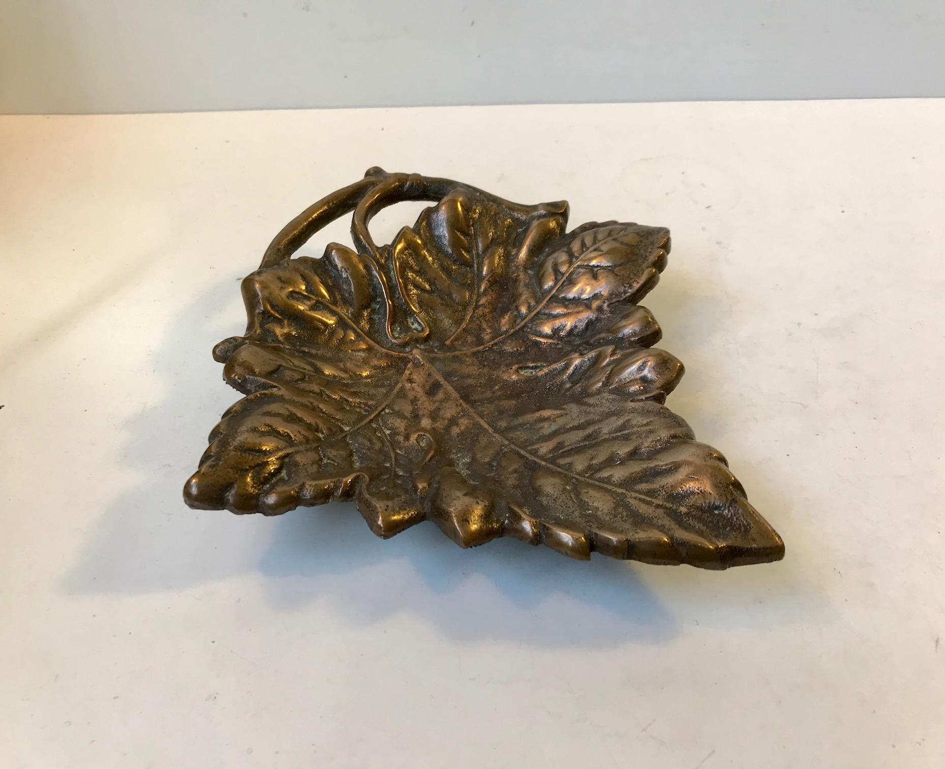 European Sculpted Art Deco Leaf Dish in Bronze, 1930s