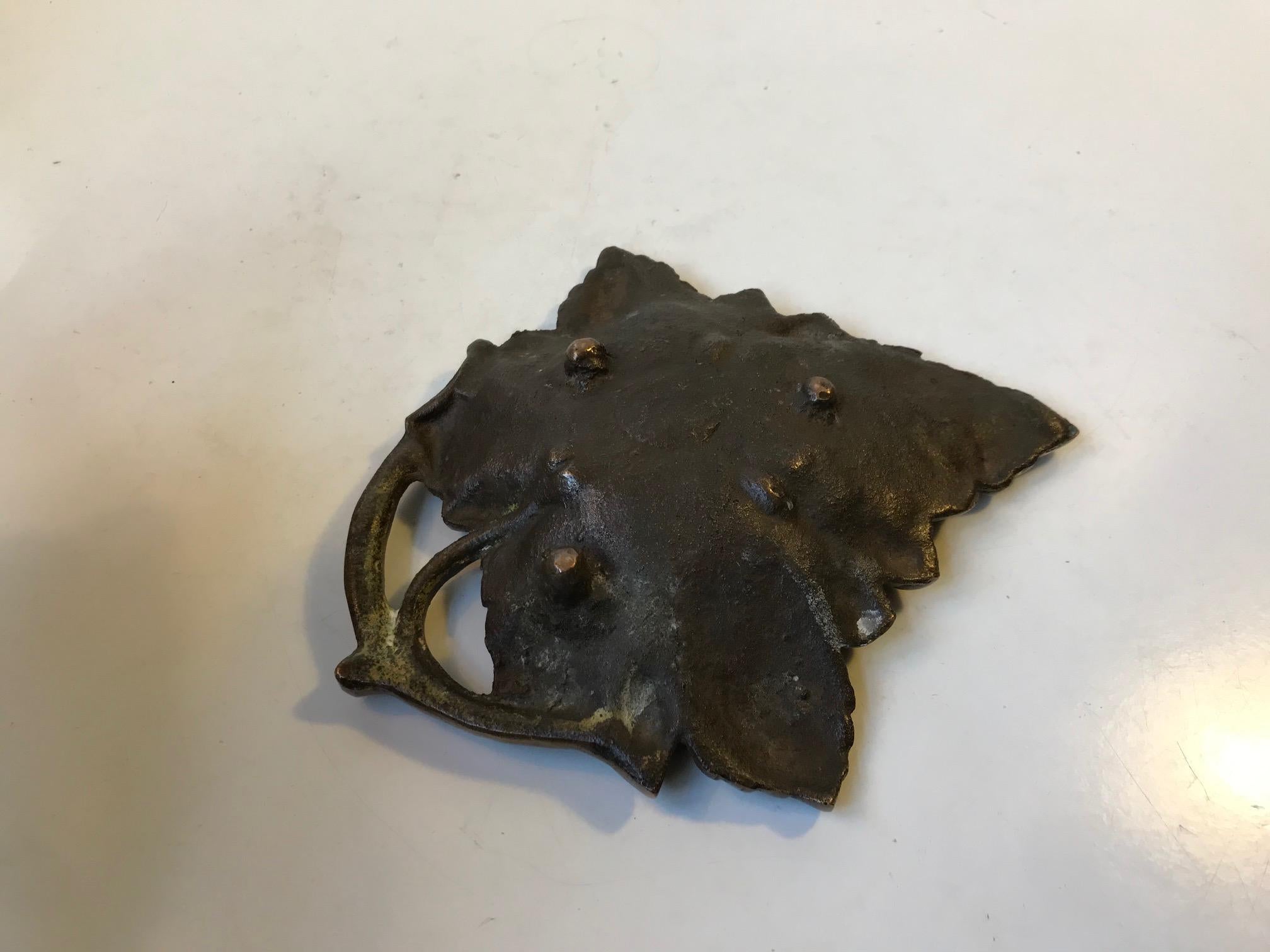 Sculpted Art Deco Leaf Dish in Bronze, 1930s In Good Condition For Sale In Esbjerg, DK